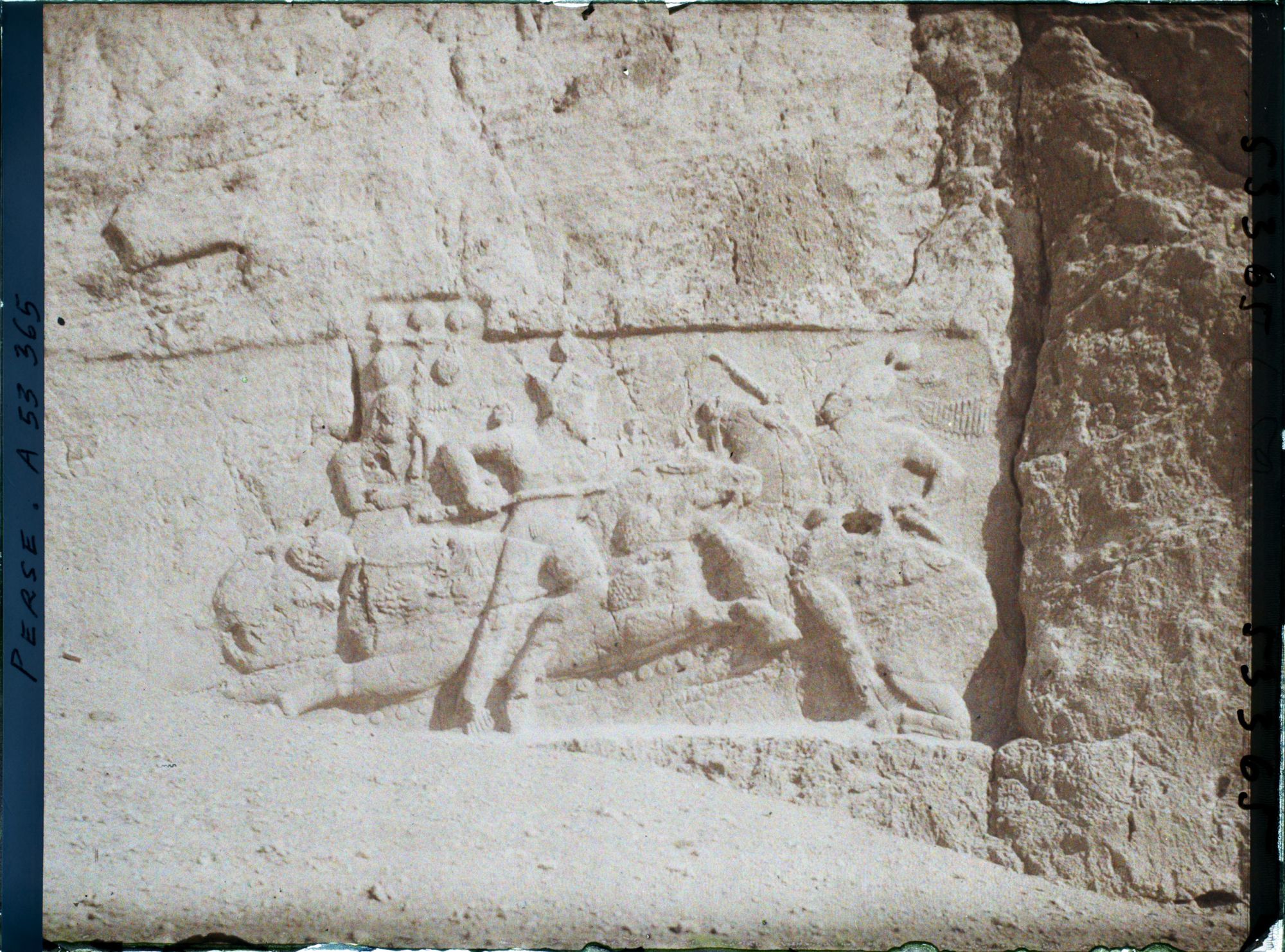 Image représentant Bas-relief sassanide représentant un combat équestre entre un roi et un ennemi, tombeau de Xerxès Ier (?)