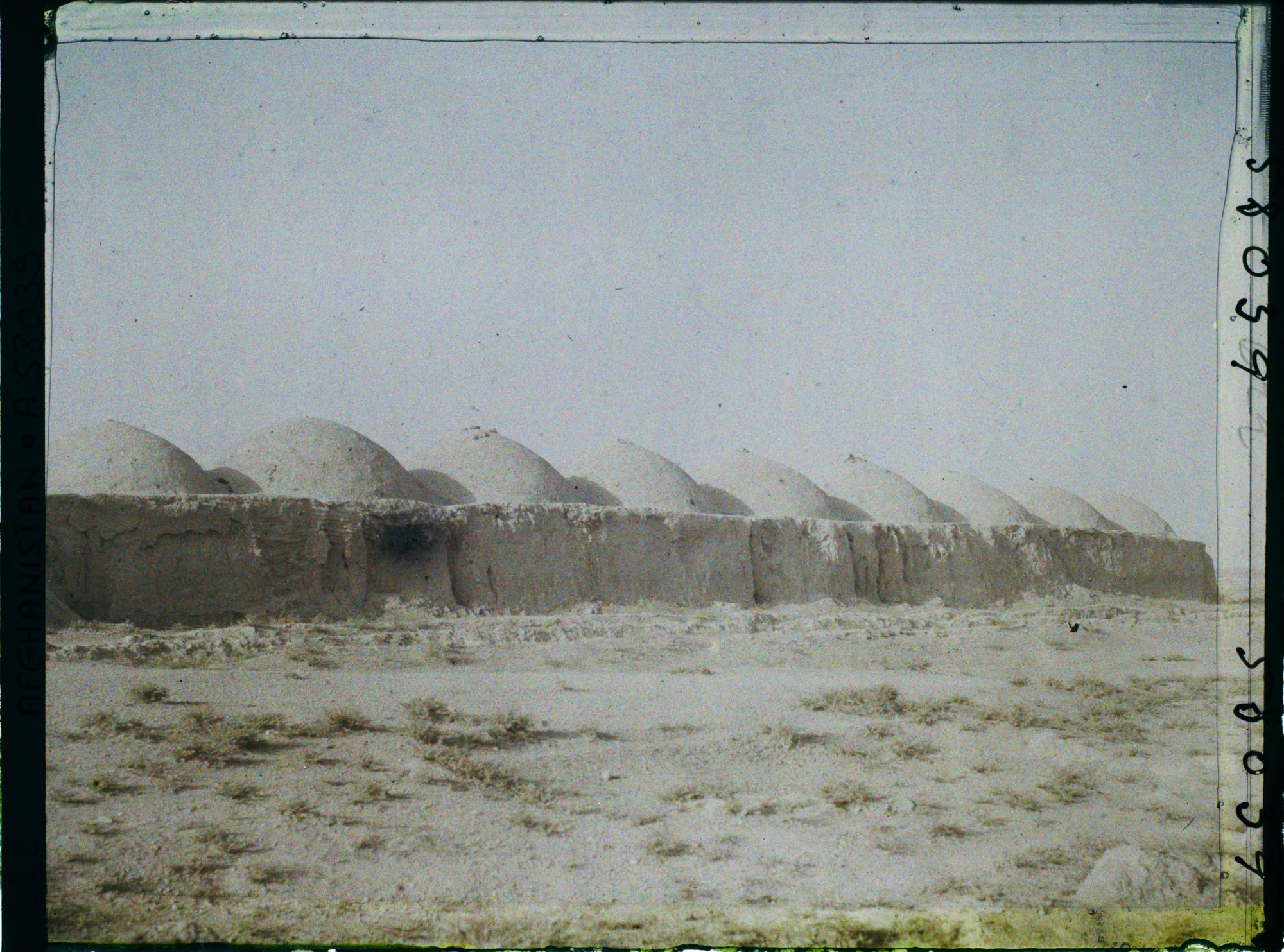 Image représentant Le mur d'enceinte du village abandonné