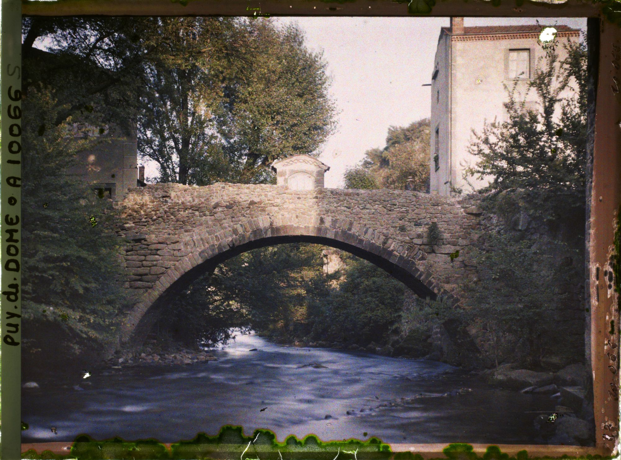 Image représentant France, St Floret, Le pont