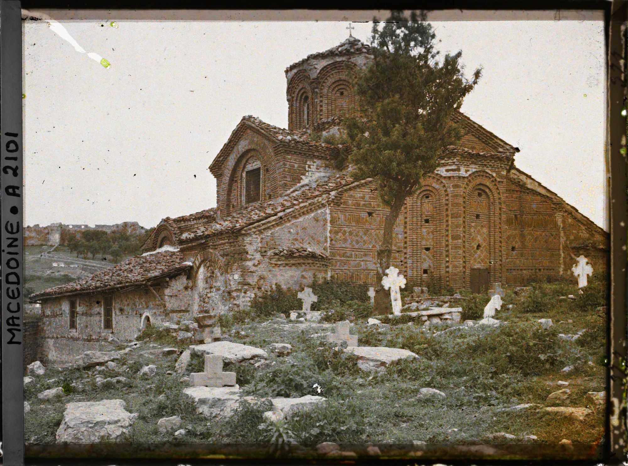 Image représentant La vieille église Saint Clément avec le cimetière en avant