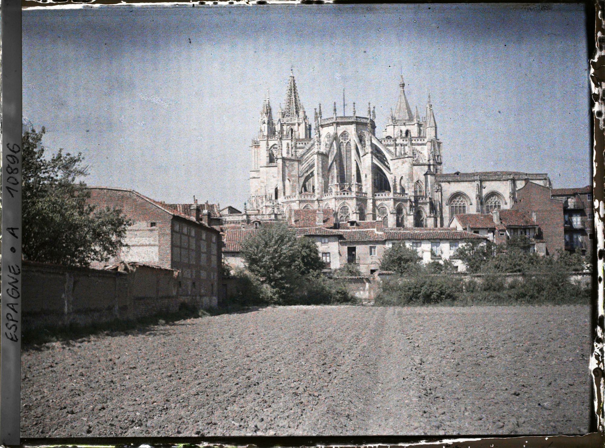 Image représentant Espagne, Léon, L'ensemble de la Cathédrale vu de l'Est (Côté du Chevet)