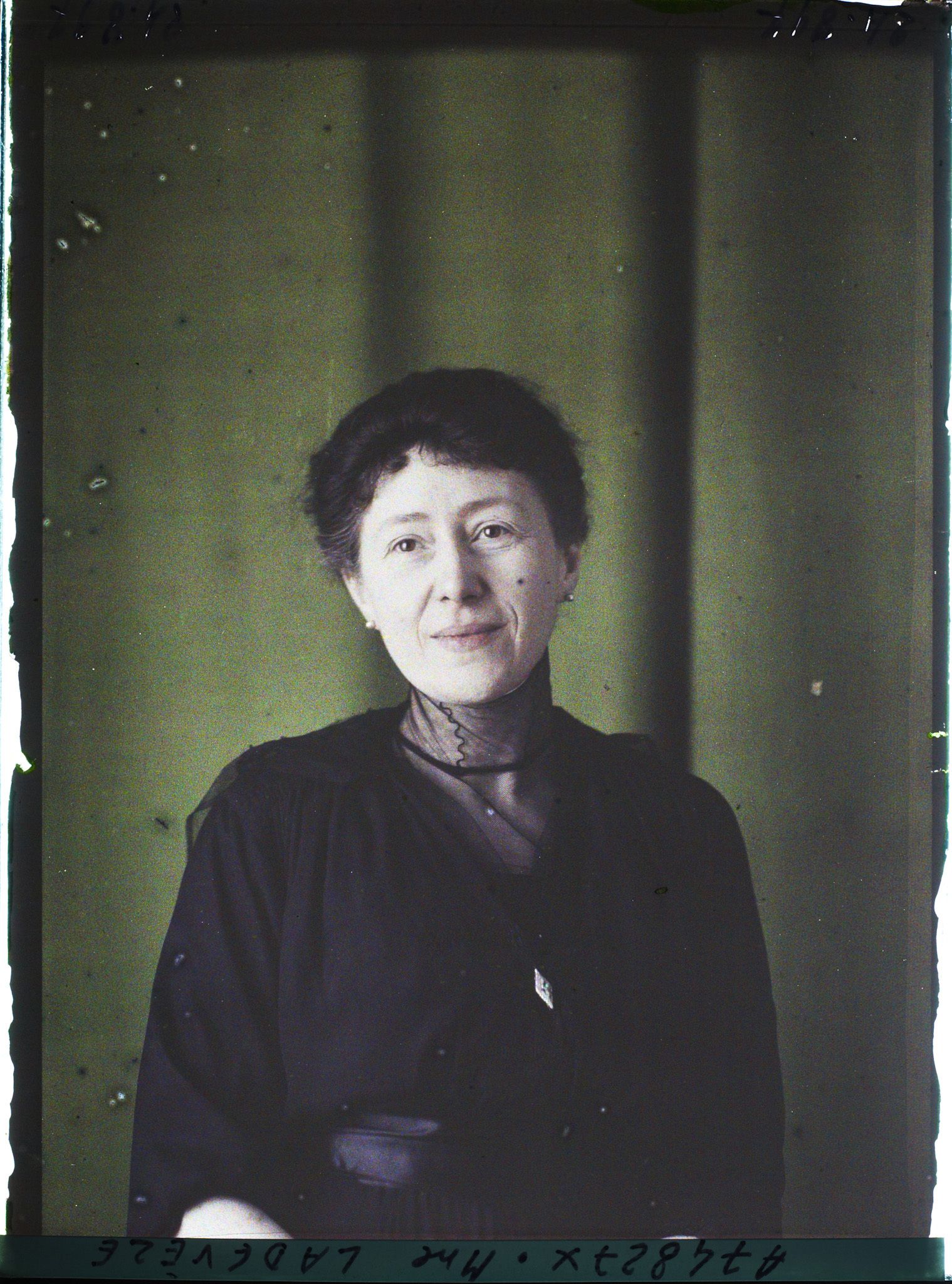 Image représentant https://musee-albert-kahn.s-museum.fr/home/NWQ2OTAwYzNmYjZlZTk1ZWQwODJmMjY4L2dlbmVyaWMtbm90aWNlLXRhYi9hdXRob3JpdHkvNjE3YTc5ZjVjZjhiODk2OGIzMzM3ZDIx/5d6900c3fb6ee95ed082f268/generic-notice-tab/authority/617a79ebcf8b8968b3337098 Madame Ladevèze