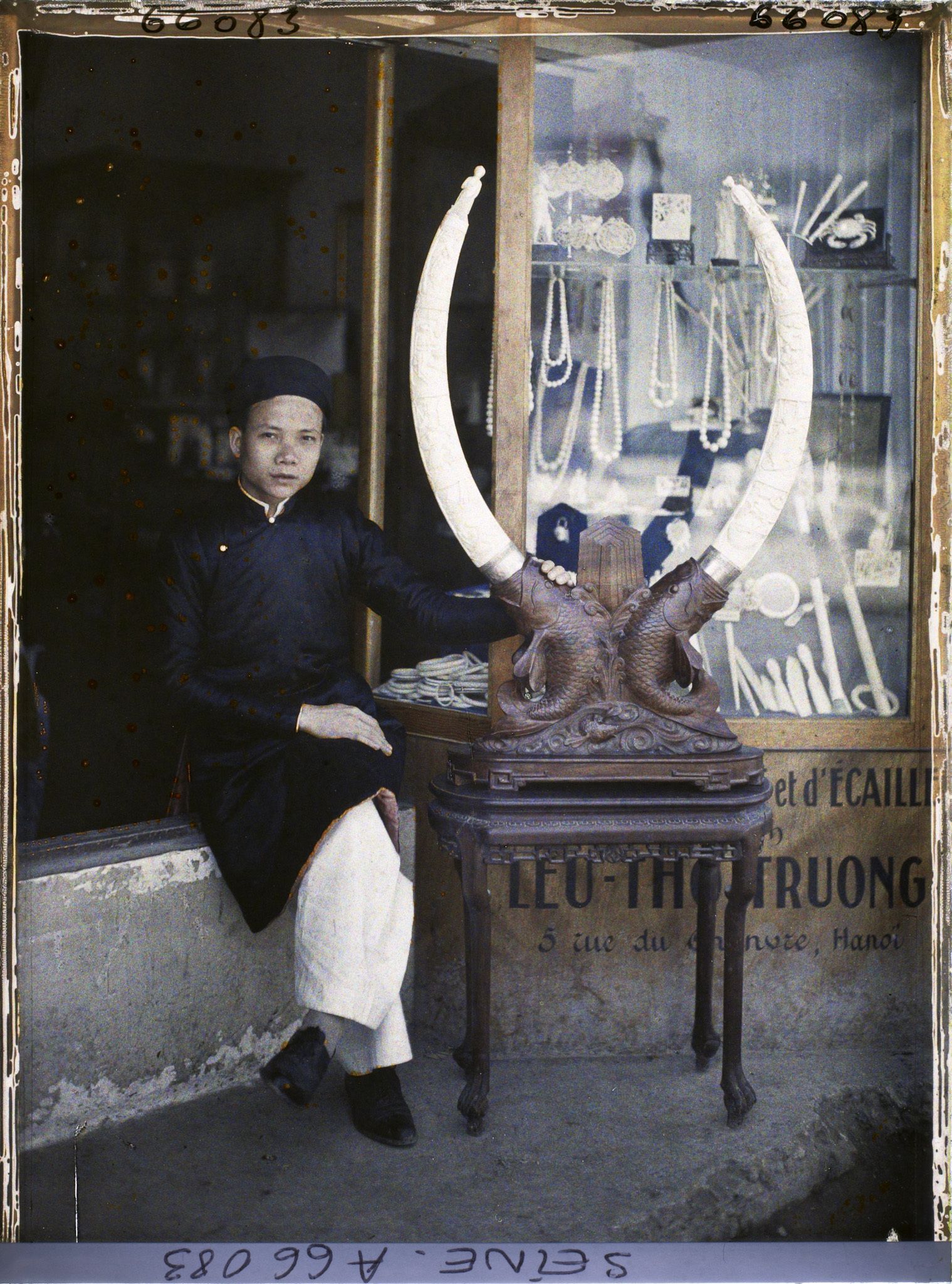 Image représentant L'Exposition Coloniale Internationale de 1931, un marchand d'ivoire annamite