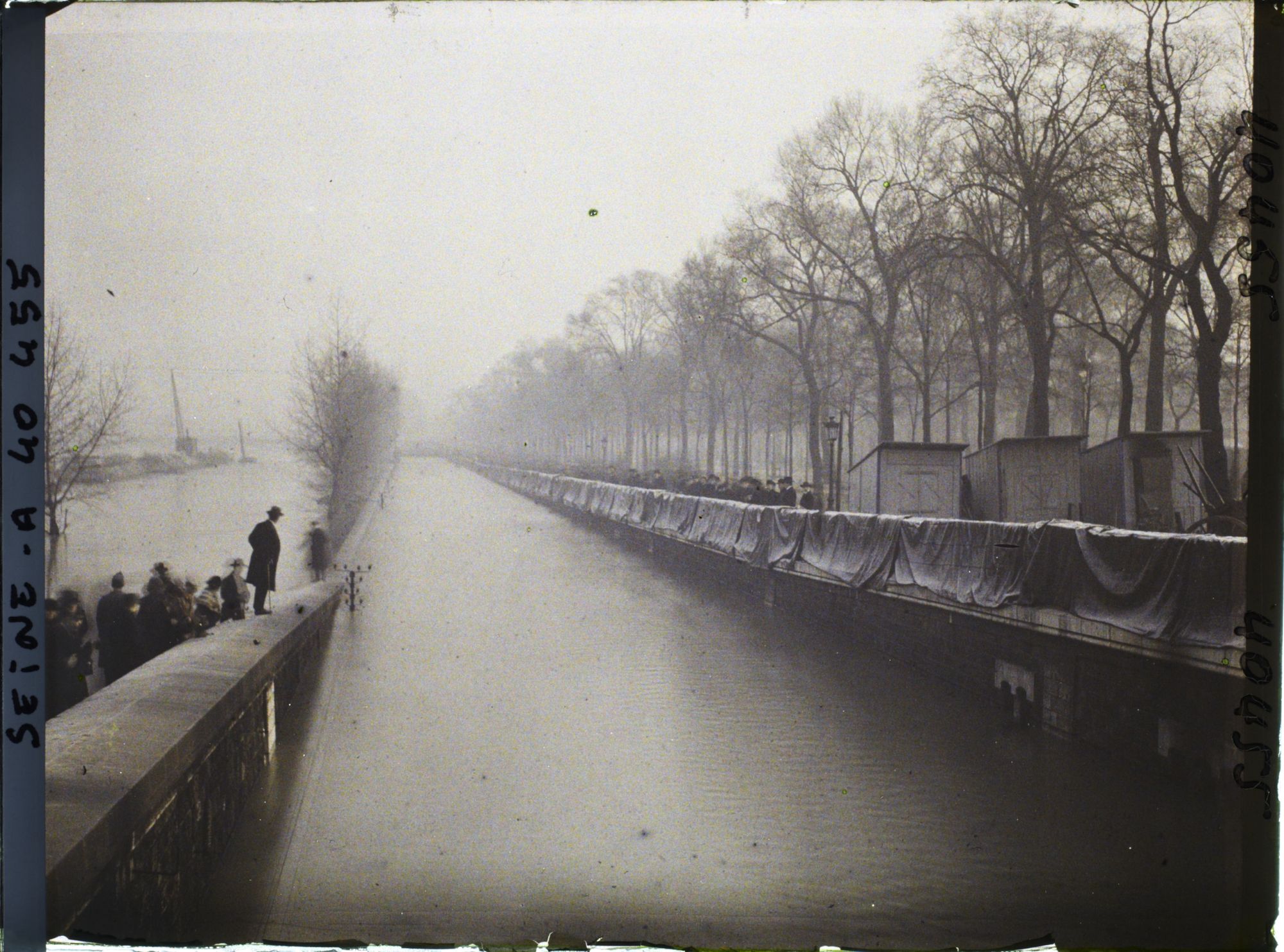 Image représentant La ligne de chemins de fer des Invalides inondée, quai d'Orsay