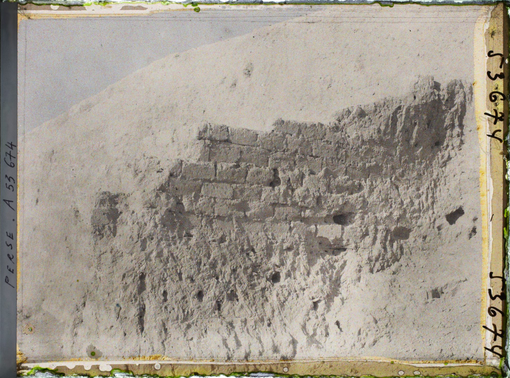 Image représentant Mur de briques découvert en 1927