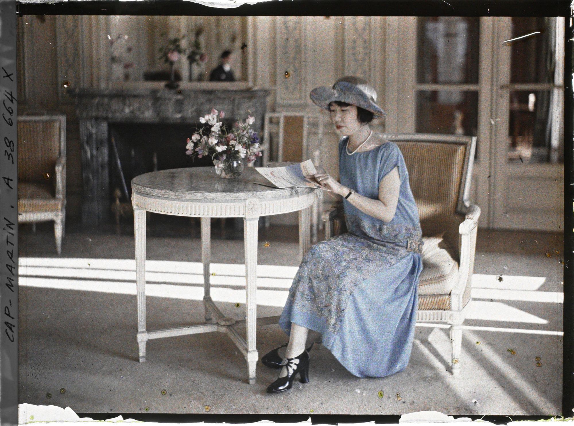 Image représentant La princesse Kitashirakawa, invitée par Albert Kahn dans un salon de sa villa