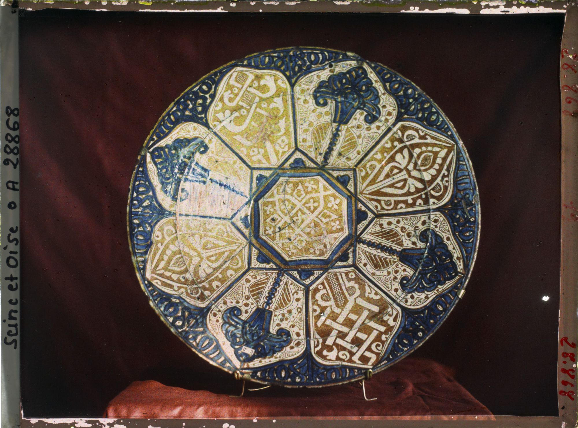 Image représentant Plat de faîence à lustre métallique hispano-mauresque des collections d'art islamique du musée de Sèvres