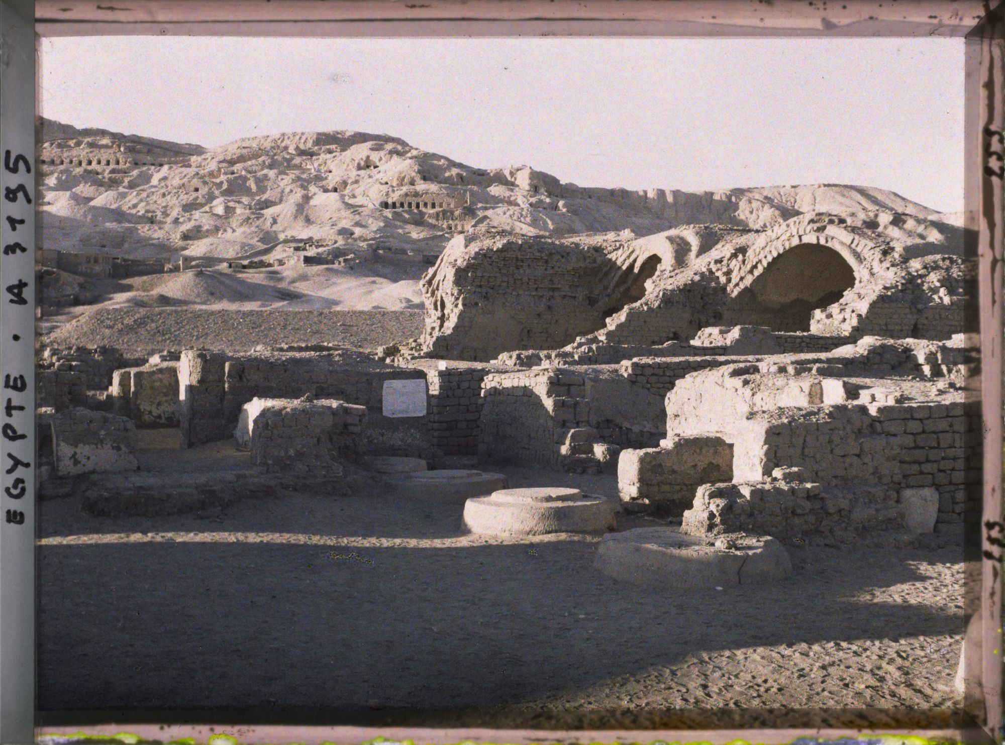 Image représentant Magasins voûtés en brique du Ramesseum