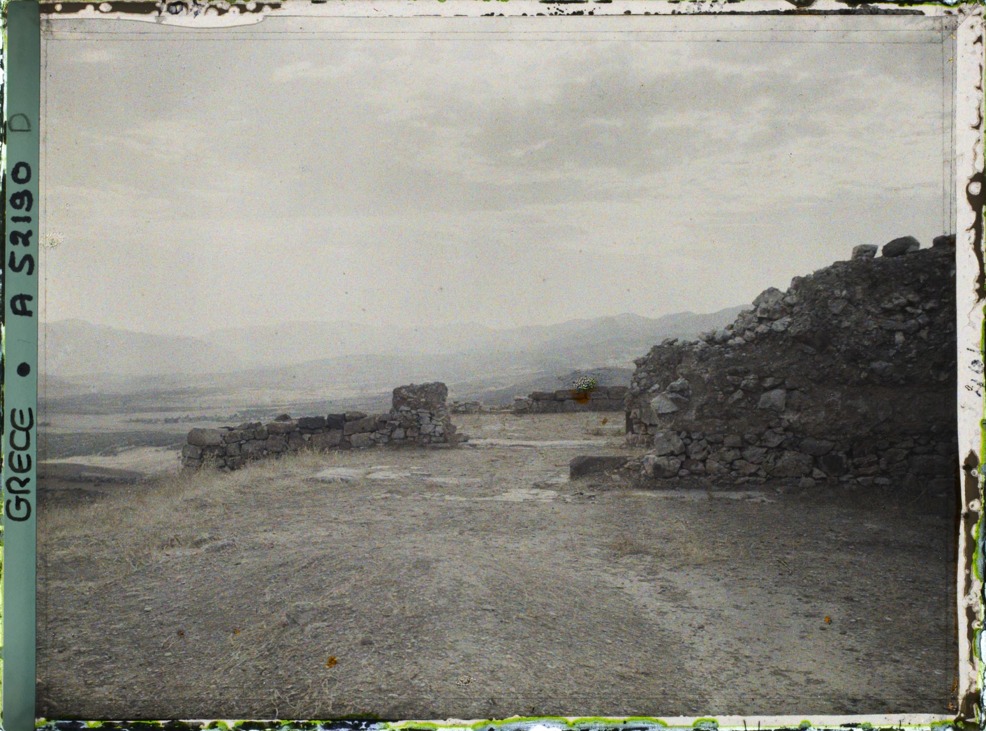 Image représentant Sur l'Acropole, le Palais : vue prise du Megaron (foyer seigneurial) vers la cour