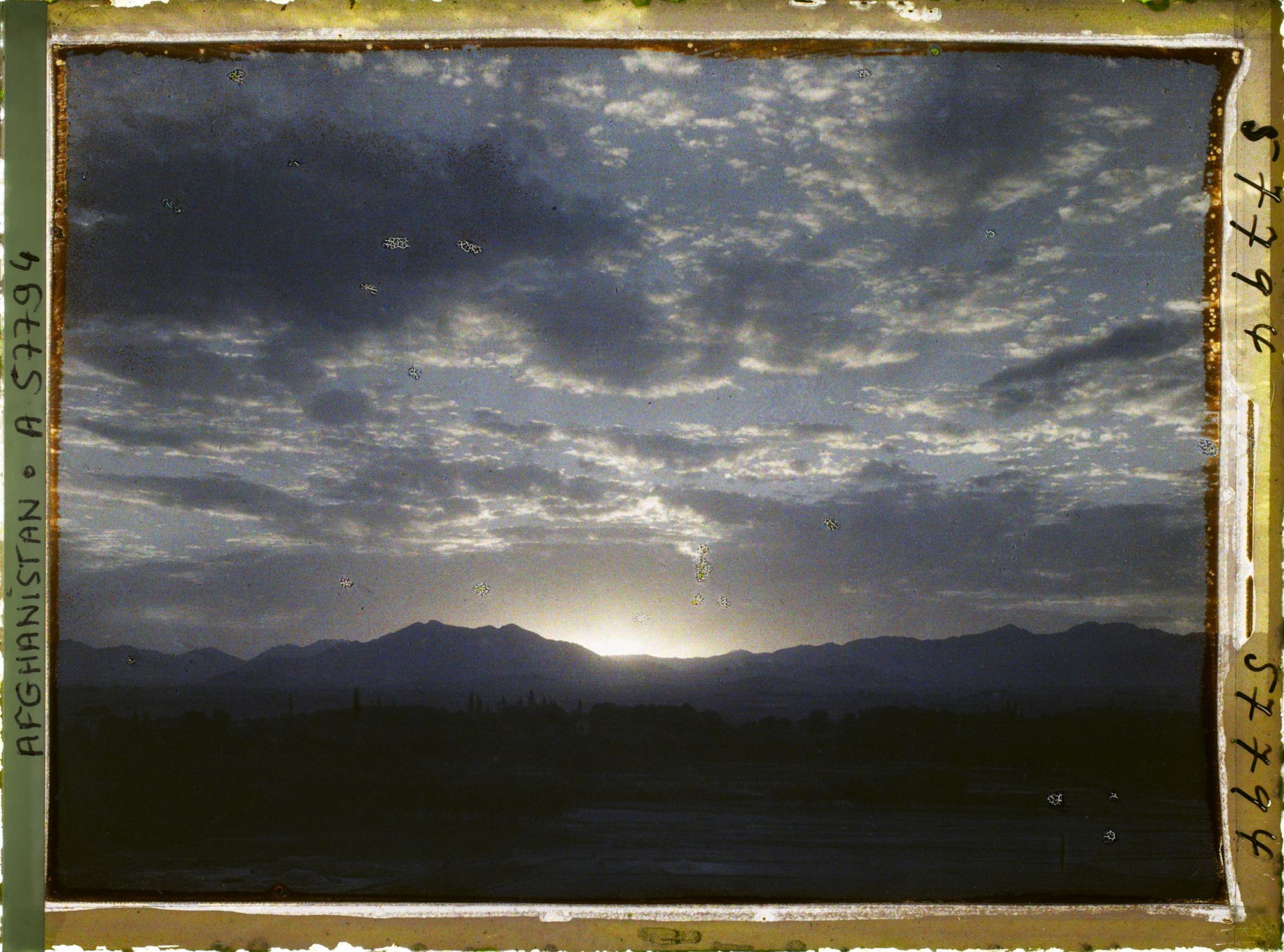 Image représentant Coucher de soleil sur les montagnes