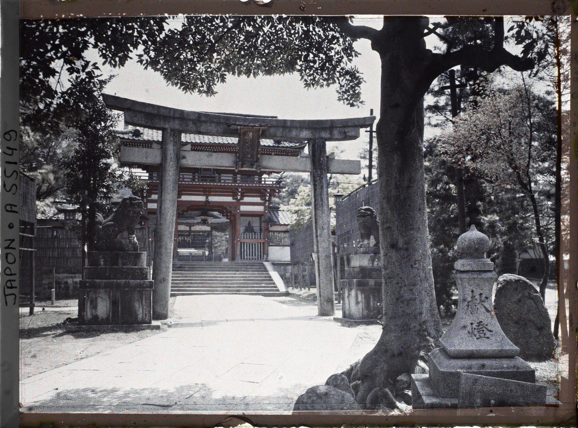 Image représentant Sanctuaire Fushimi Inari : torii et porte monumentale