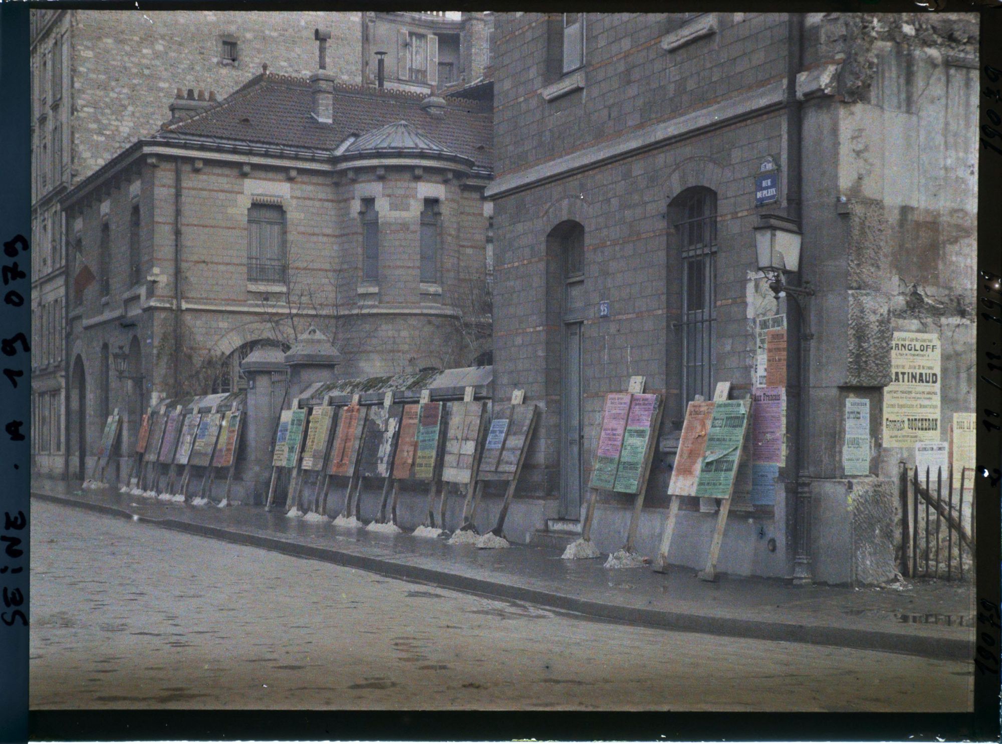 Image représentant Affiches pour les élections législatives de novembre 1919 devant l'école élementaire de la rue Dupleix