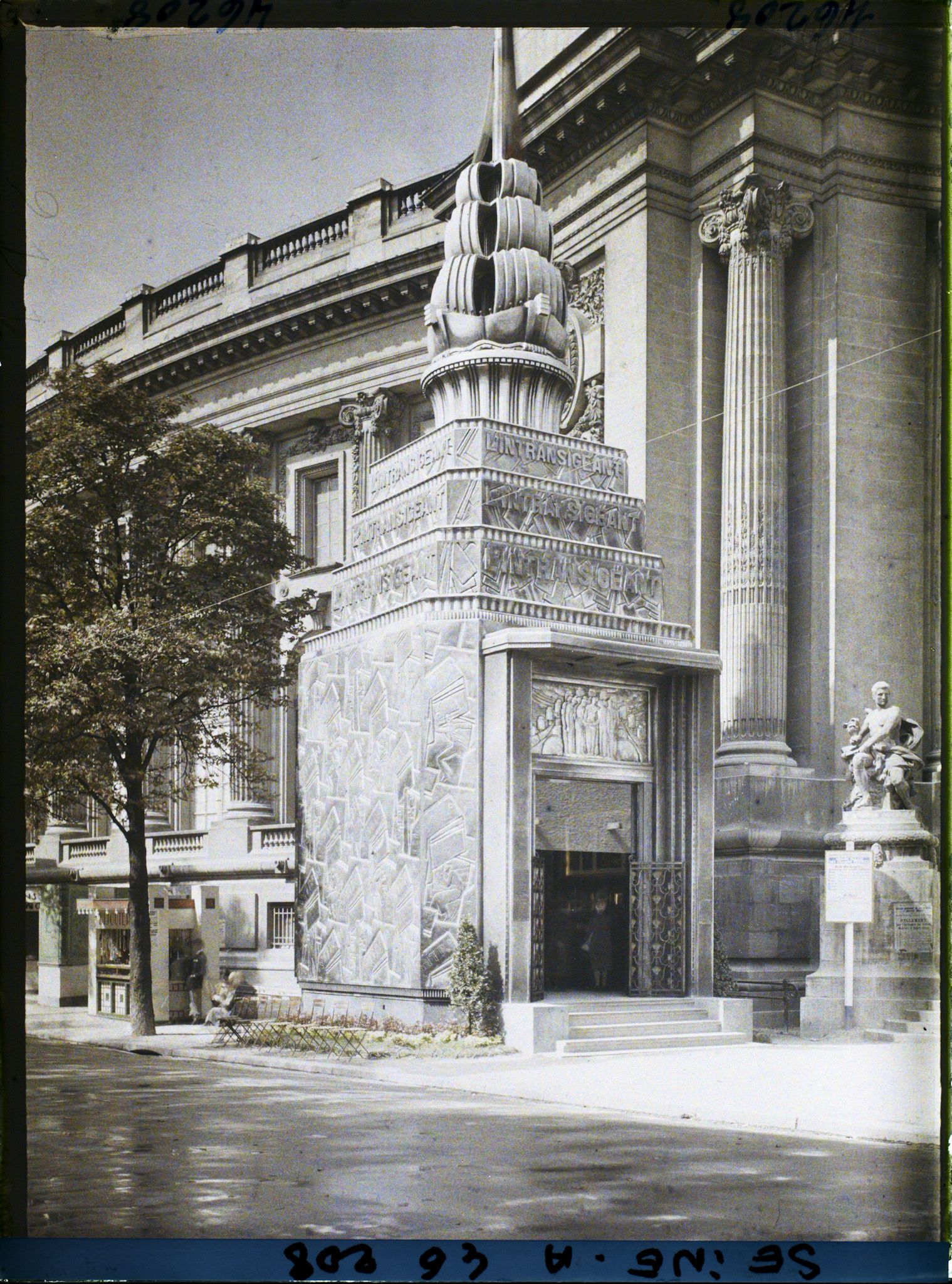 Image représentant L'exposition des arts décoratifs, Pavillon du journal L'Intransigeant, près du Grand Palais