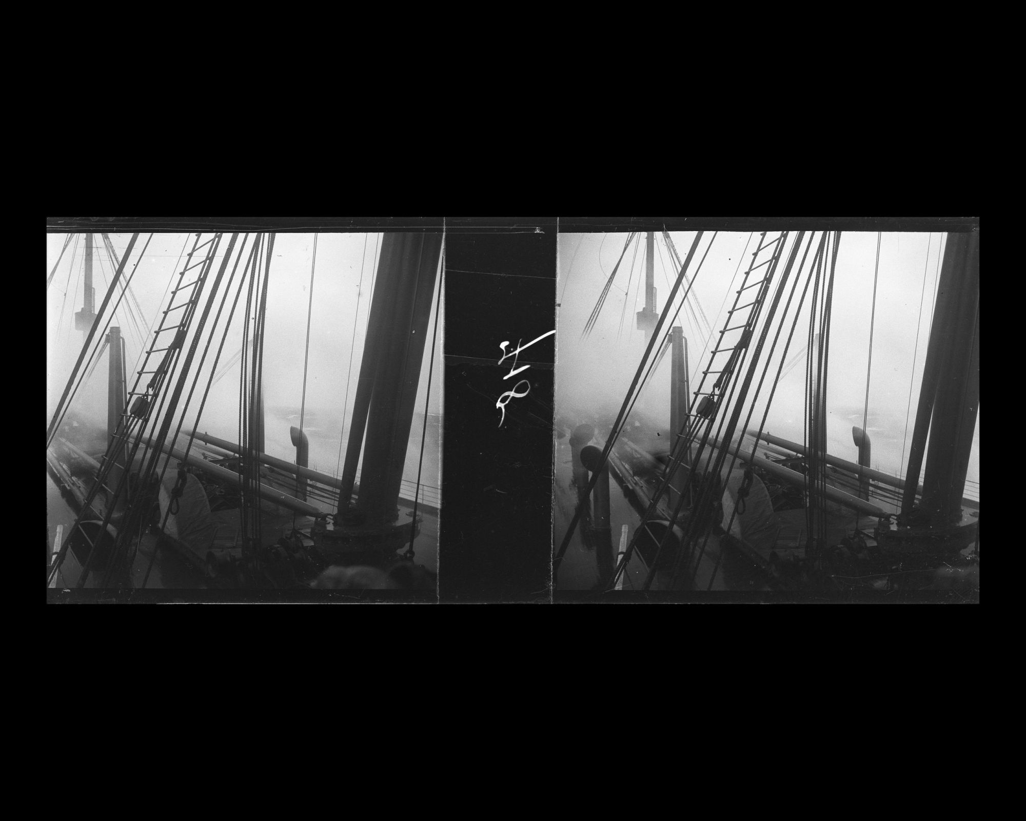 Image représentant Vagues balayant l'avant du navire