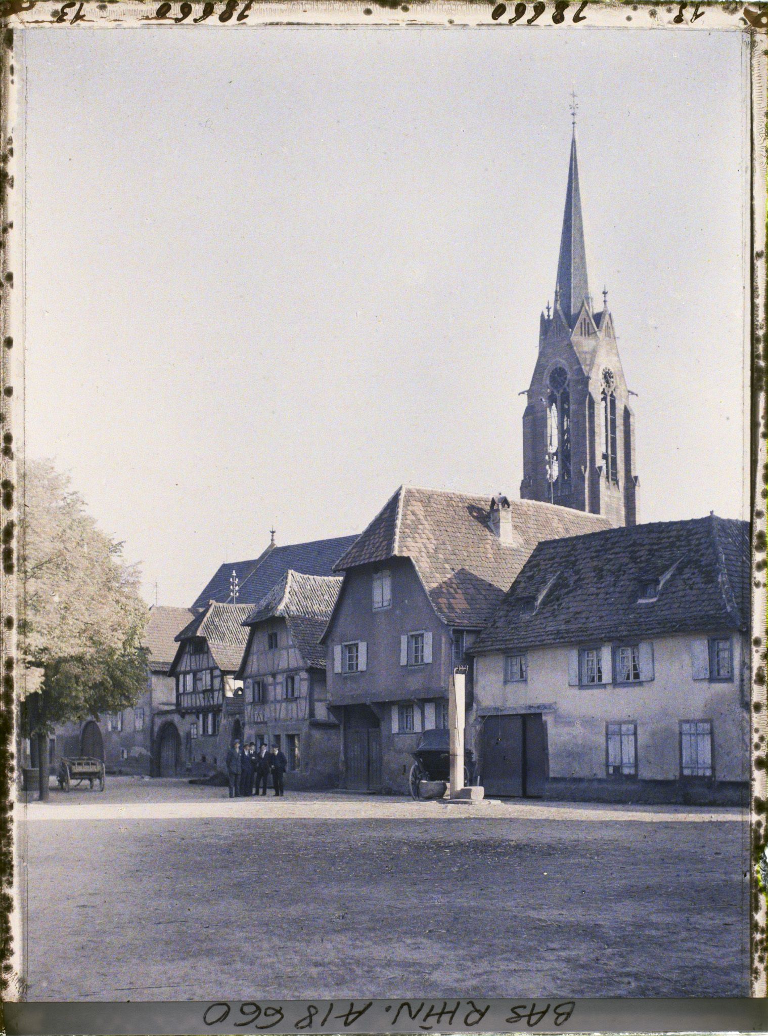 Image représentant France, Scherwiller, La Place Maréchal Foch et la Tour de l'Eglise (Grès rouge)