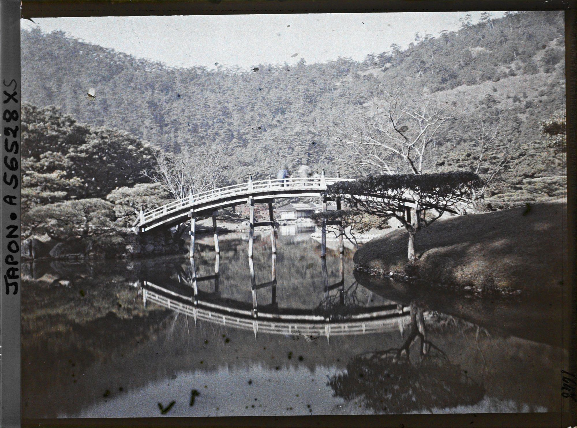 Image représentant Parc Ritsurin-koen (ou Kuribayashi-koen) : la lac du sud (Nanko) et le pont engetsukyô