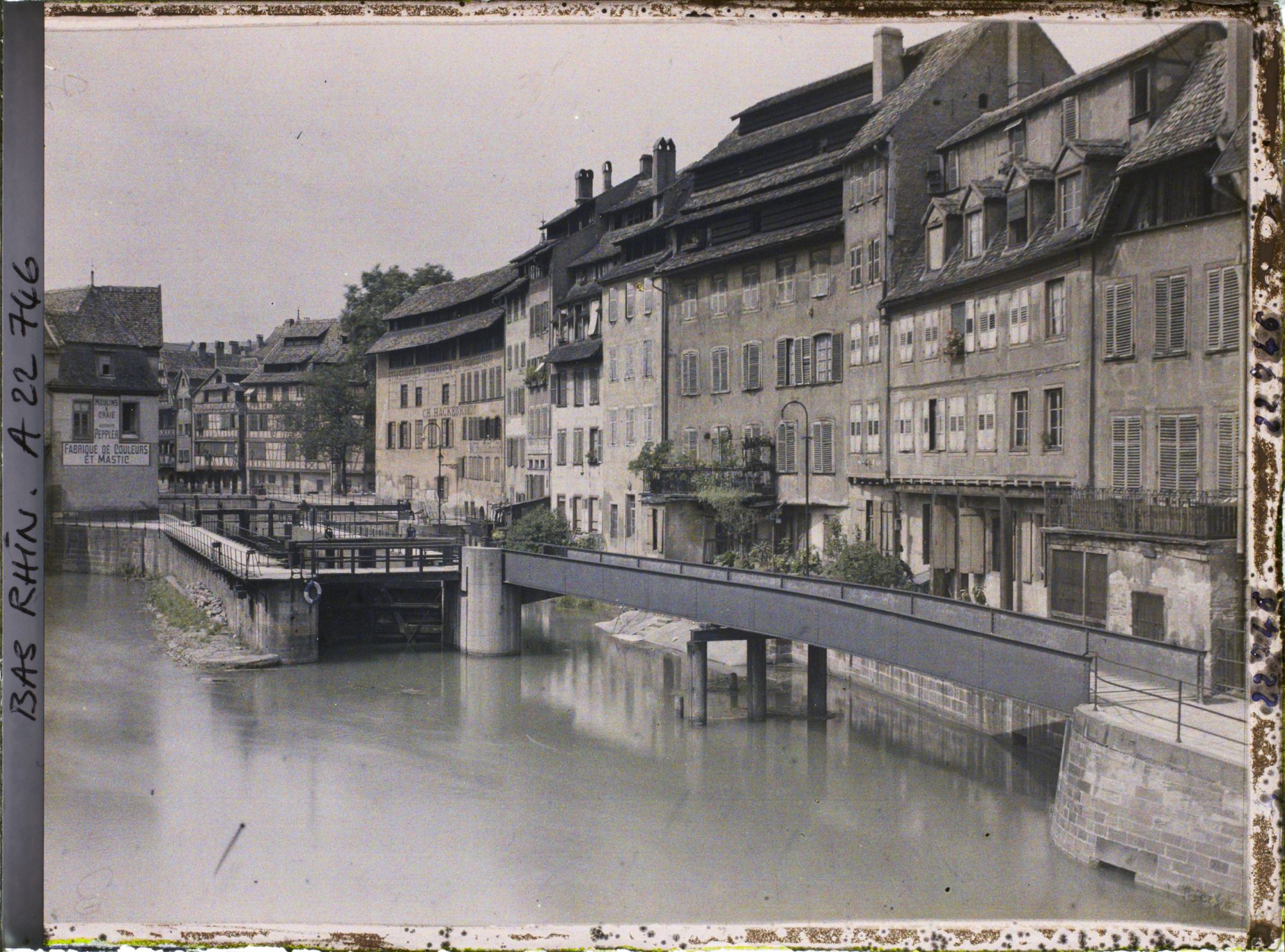 Image représentant France, Strasbourg, Les Vieux quartiers au bord de l'Ill Vue prise du Pont St Maclou