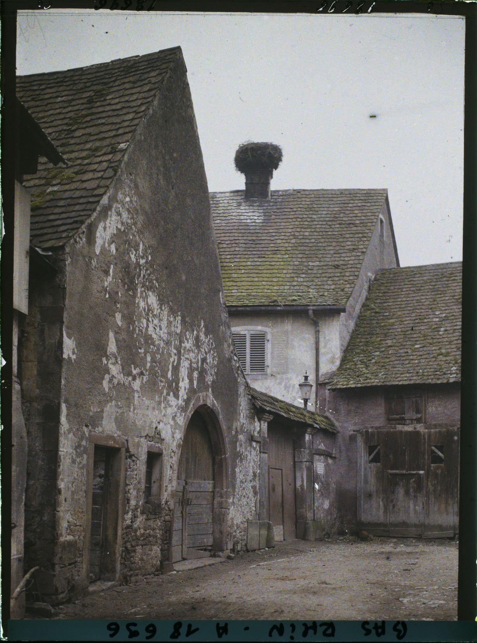 Image représentant France, Marmoutier, Un fond de ruelle avec un nid de Cigognes