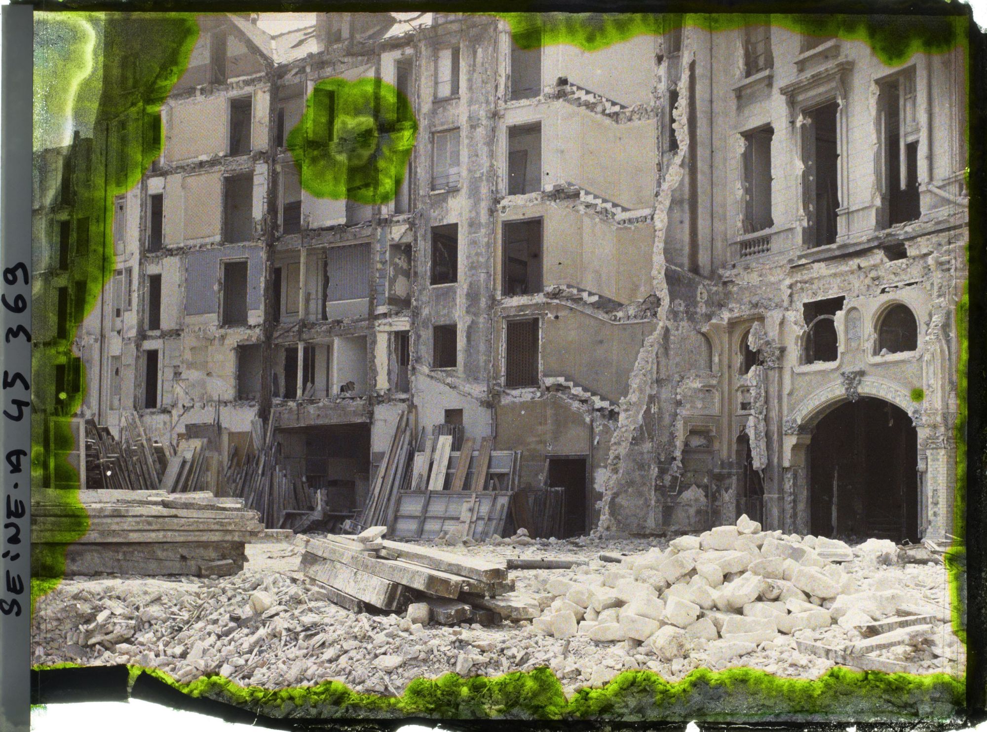 Image représentant Les démolitions du boulevard Haussmann, prises depuis la rue Le Peletier vers le boulevard des Italiens