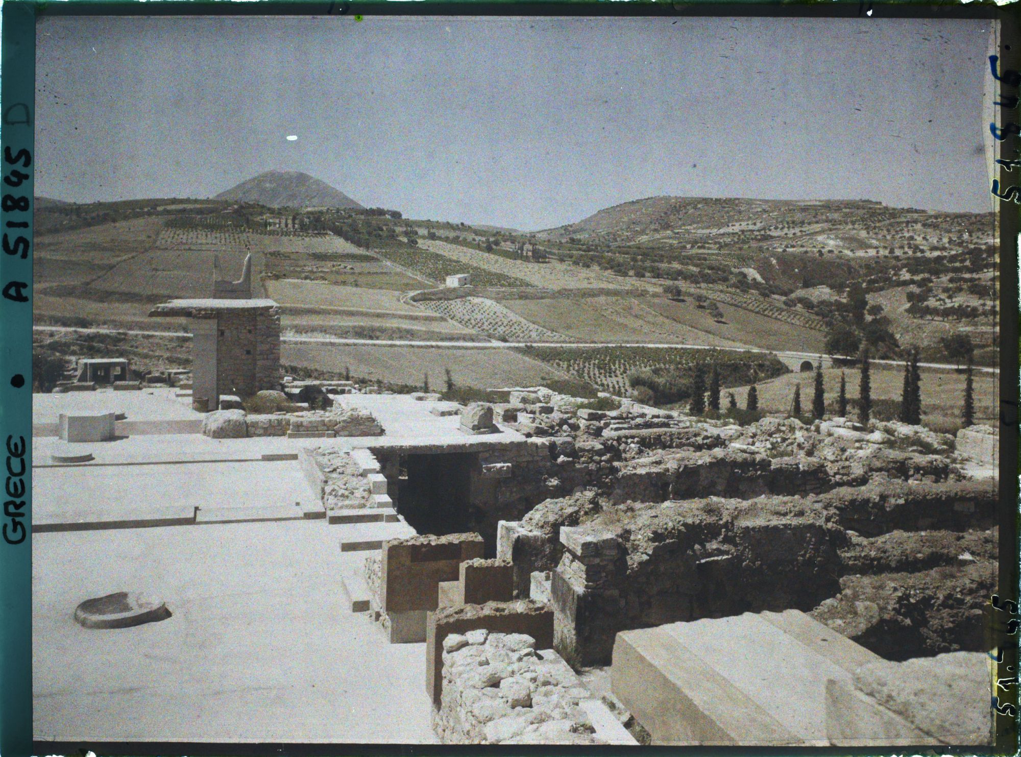 Image représentant Vue vers le sud, ruines des magasins et édifices (surmontés de cornes de taureau), des Propylées sud (entrée) du Palais