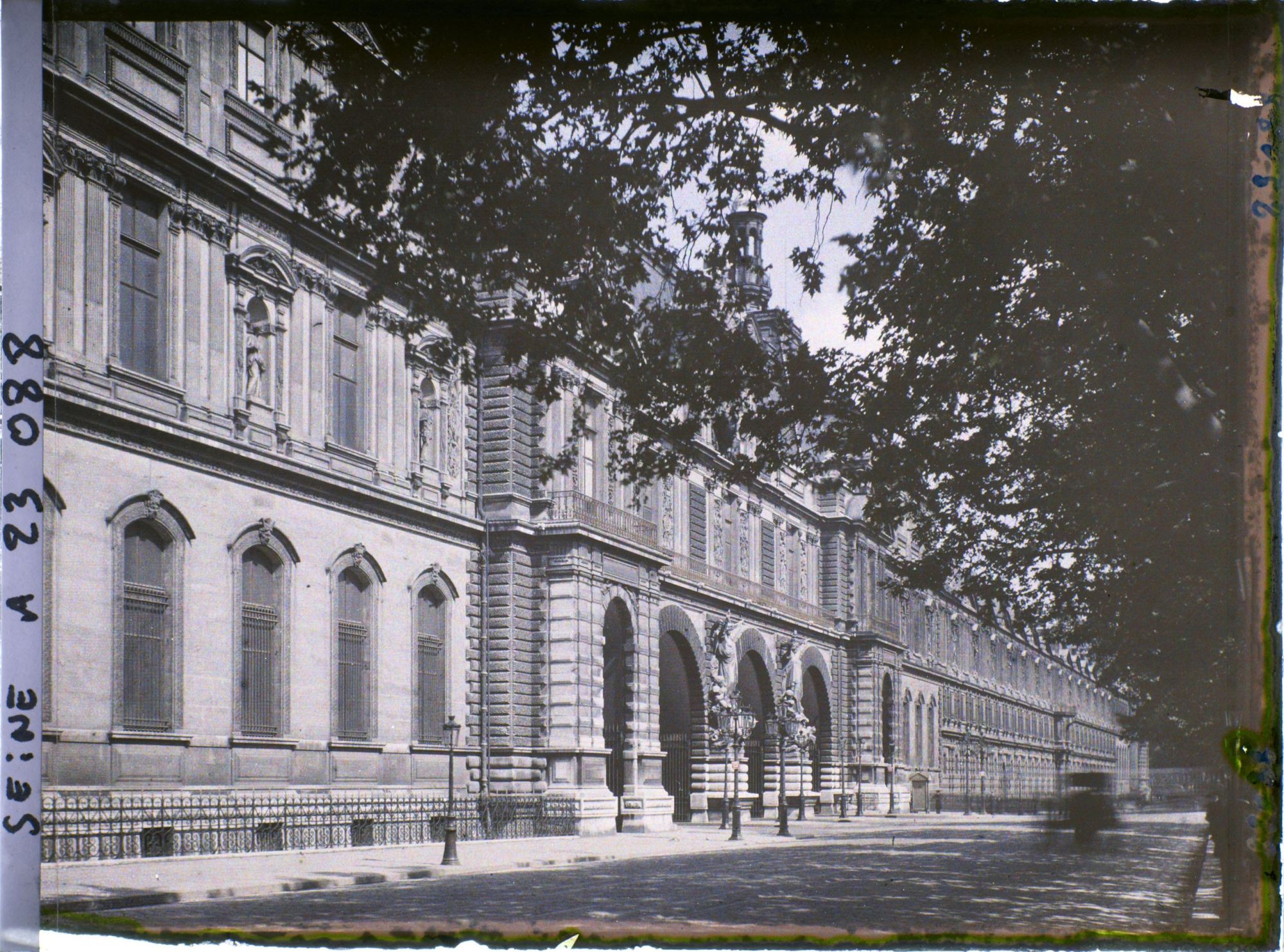 Image représentant Porte du Carrousel, Musée du Louvre, vue prise du quai François Mitterand