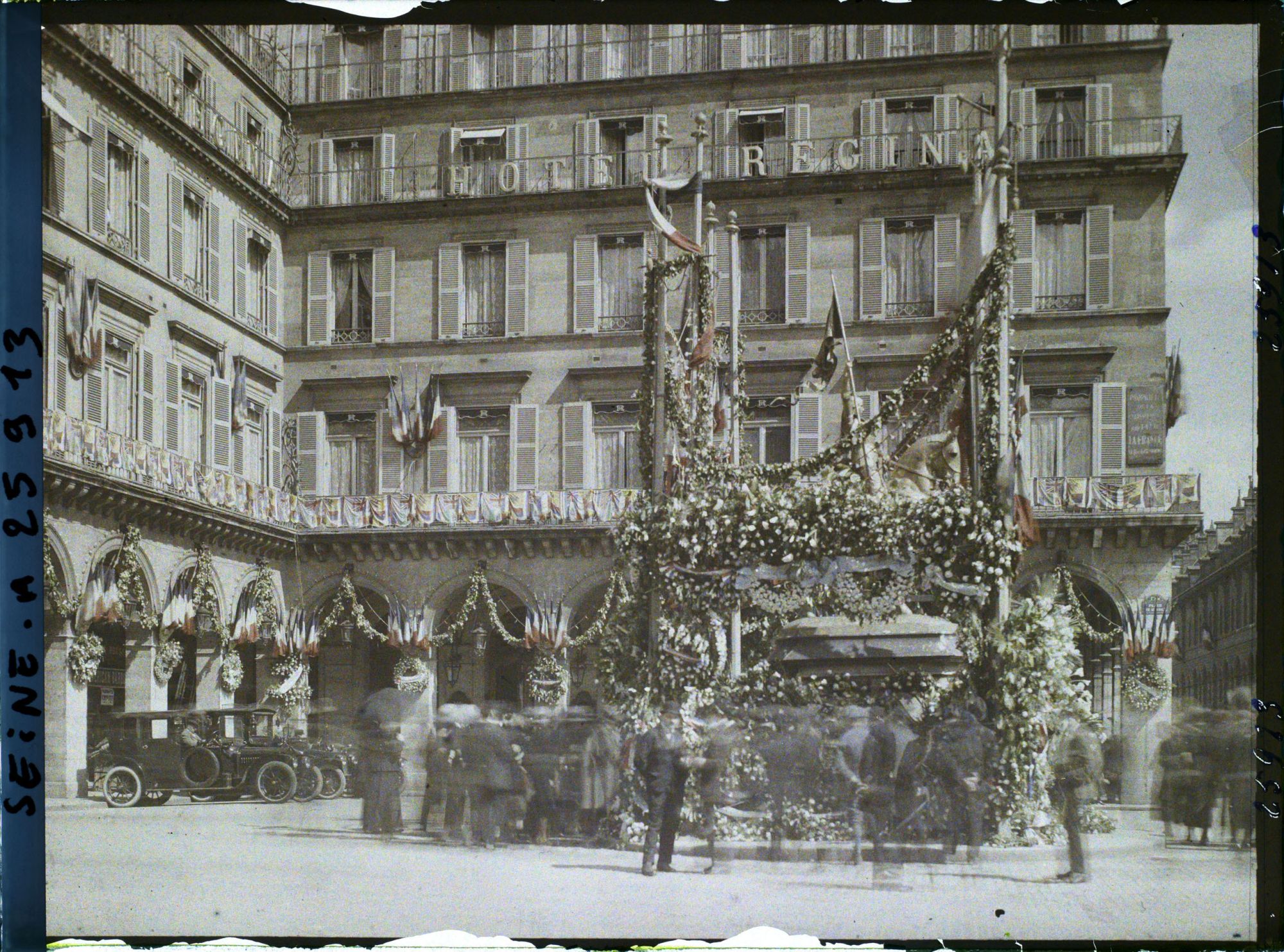 Image représentant La statue de Jeanne d'Arc décorée place de Rivoli (actuelle place des Pyramides) pour la fête de Jeanne d'Arc