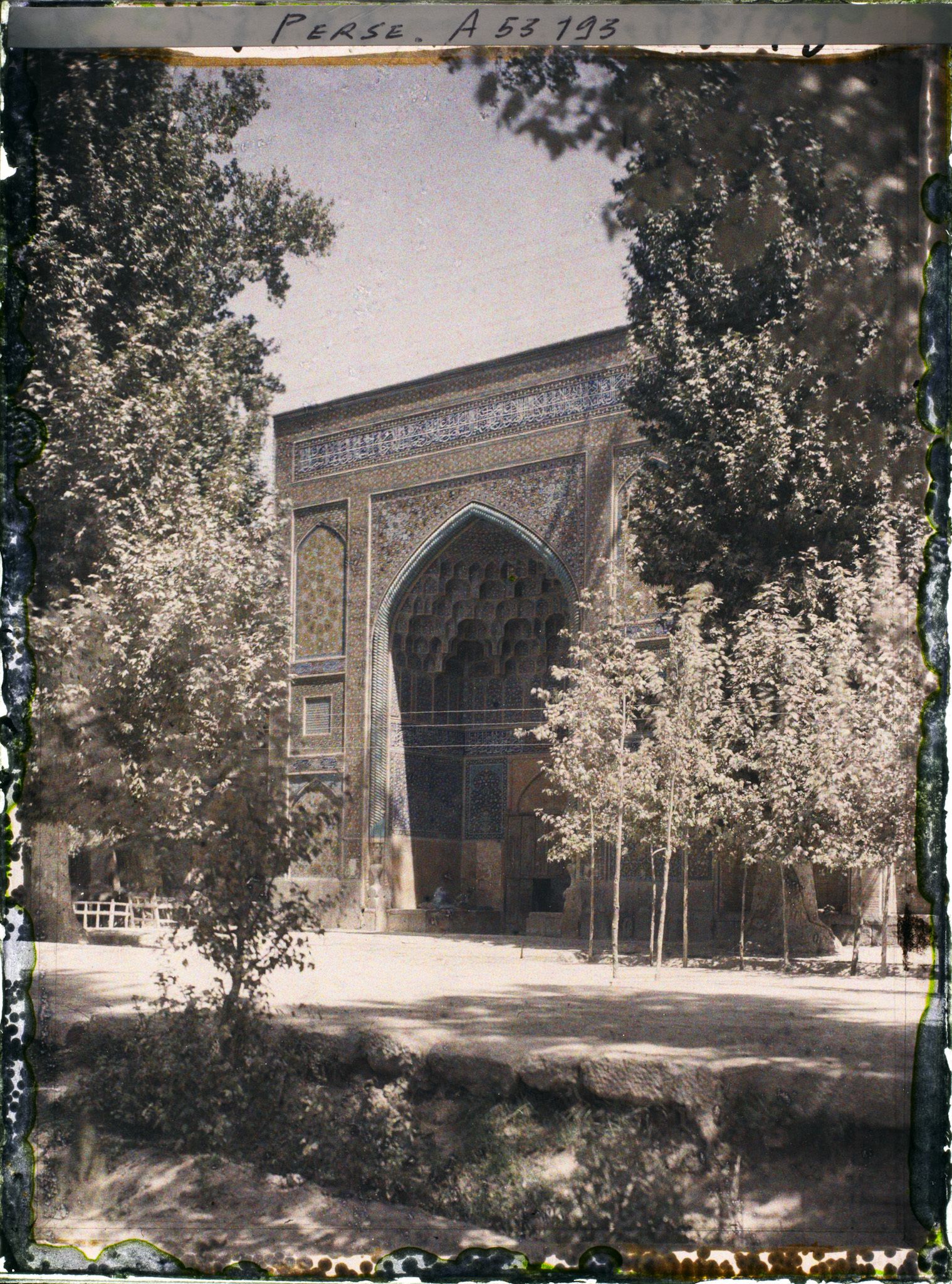 Image représentant Une entrée de la Madreseh Mader-i-Chah, école coranique dite "de la mère du Chah" (1714)