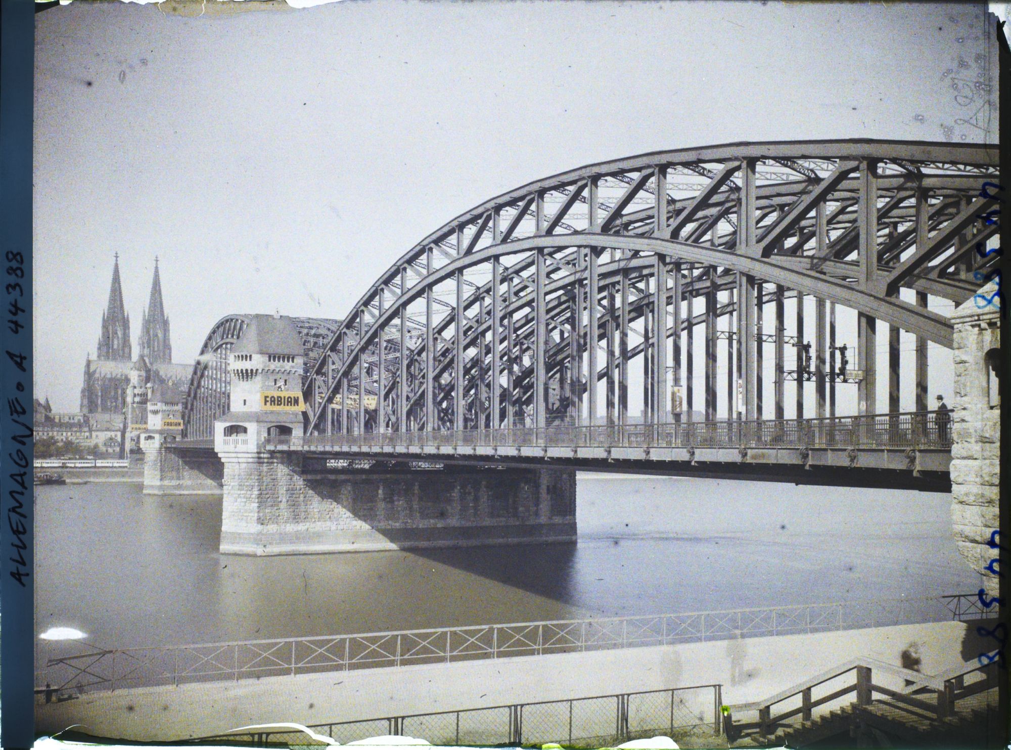 Image représentant Vue d'ensemble du grand Pont avec la cathédrale à l'arrière-plan