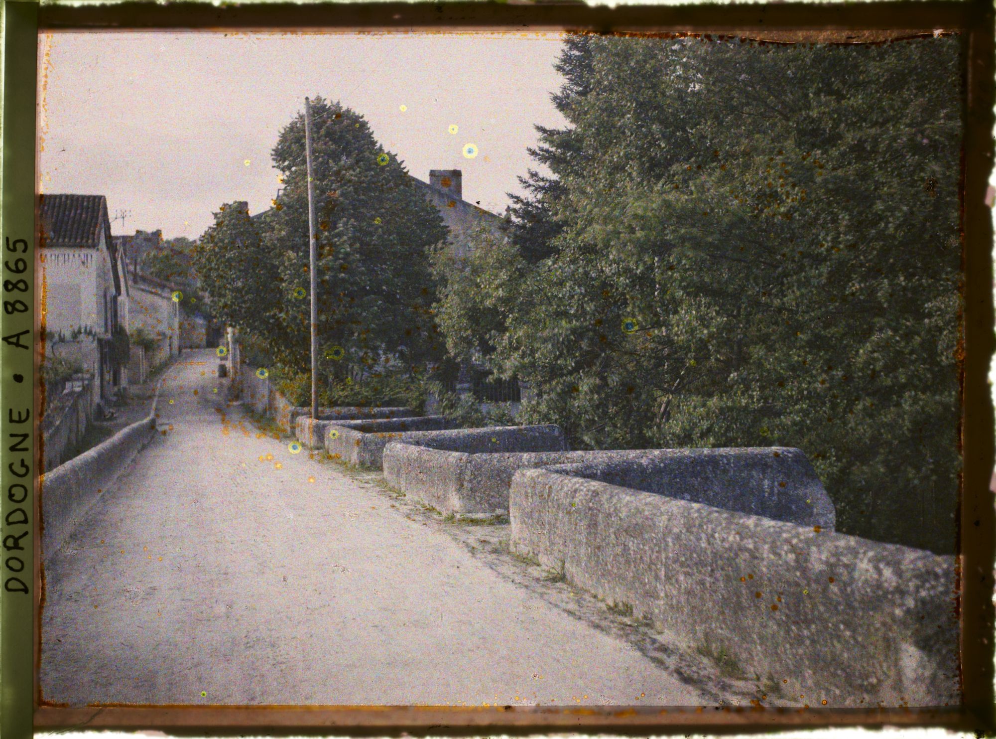 Image représentant France, Bourdeilles, Les indentations d'amont du pont gothique et la tour du château du 14e siècle