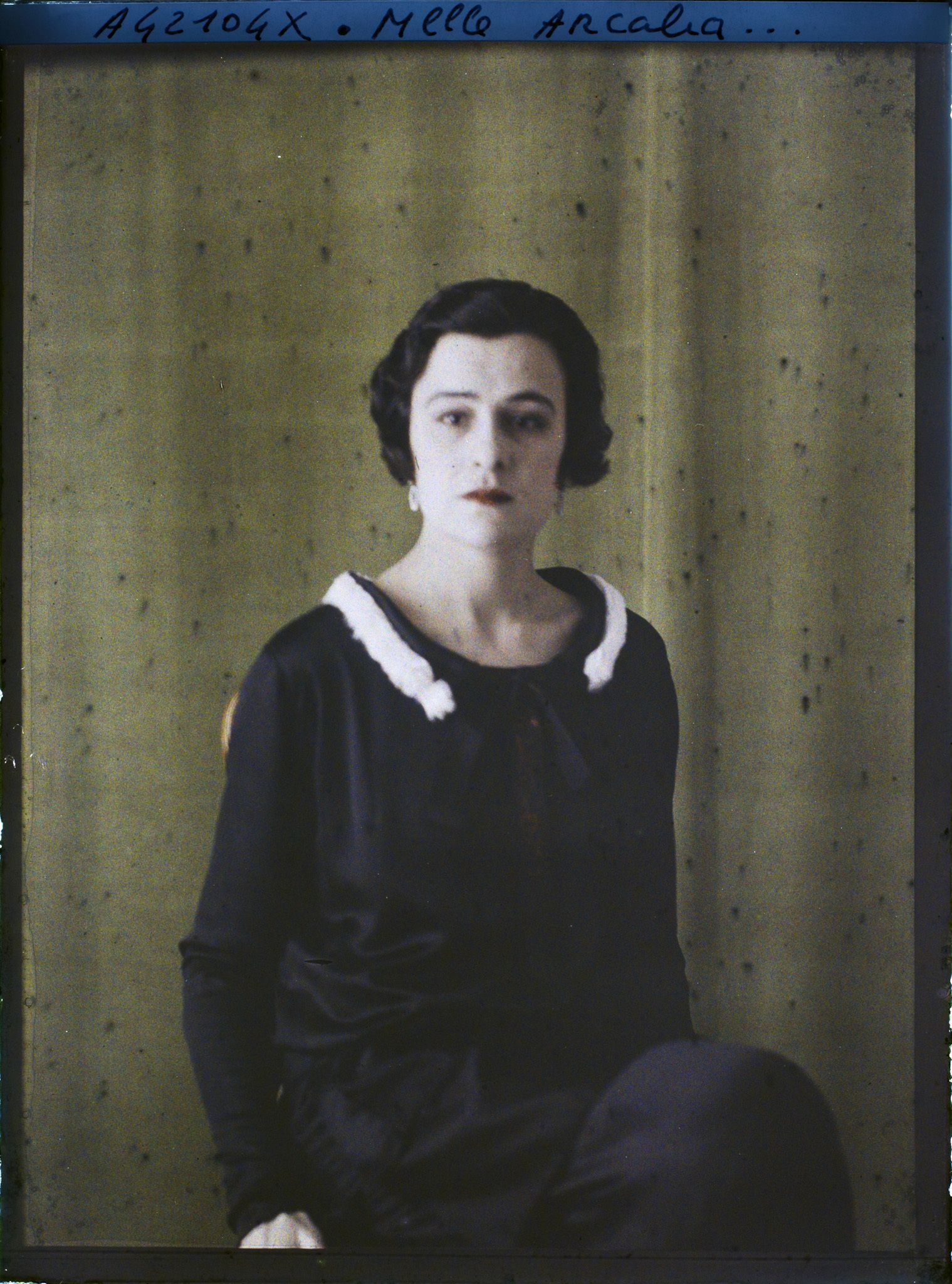 Image représentant https://musee-albert-kahn.s-museum.fr/home/NWQ2OTAwYzNmYjZlZTk1ZWQwODJmMjY4L2dlbmVyaWMtbm90aWNlLXRhYi9hdXRob3JpdHkvNjE3YTc5ZjVjZjhiODk2OGIzMzM3ZDIx/5d6900c3fb6ee95ed082f268/generic-notice-tab/authority/617a79ebcf8b8968b333729c Mademoiselle Arcalia