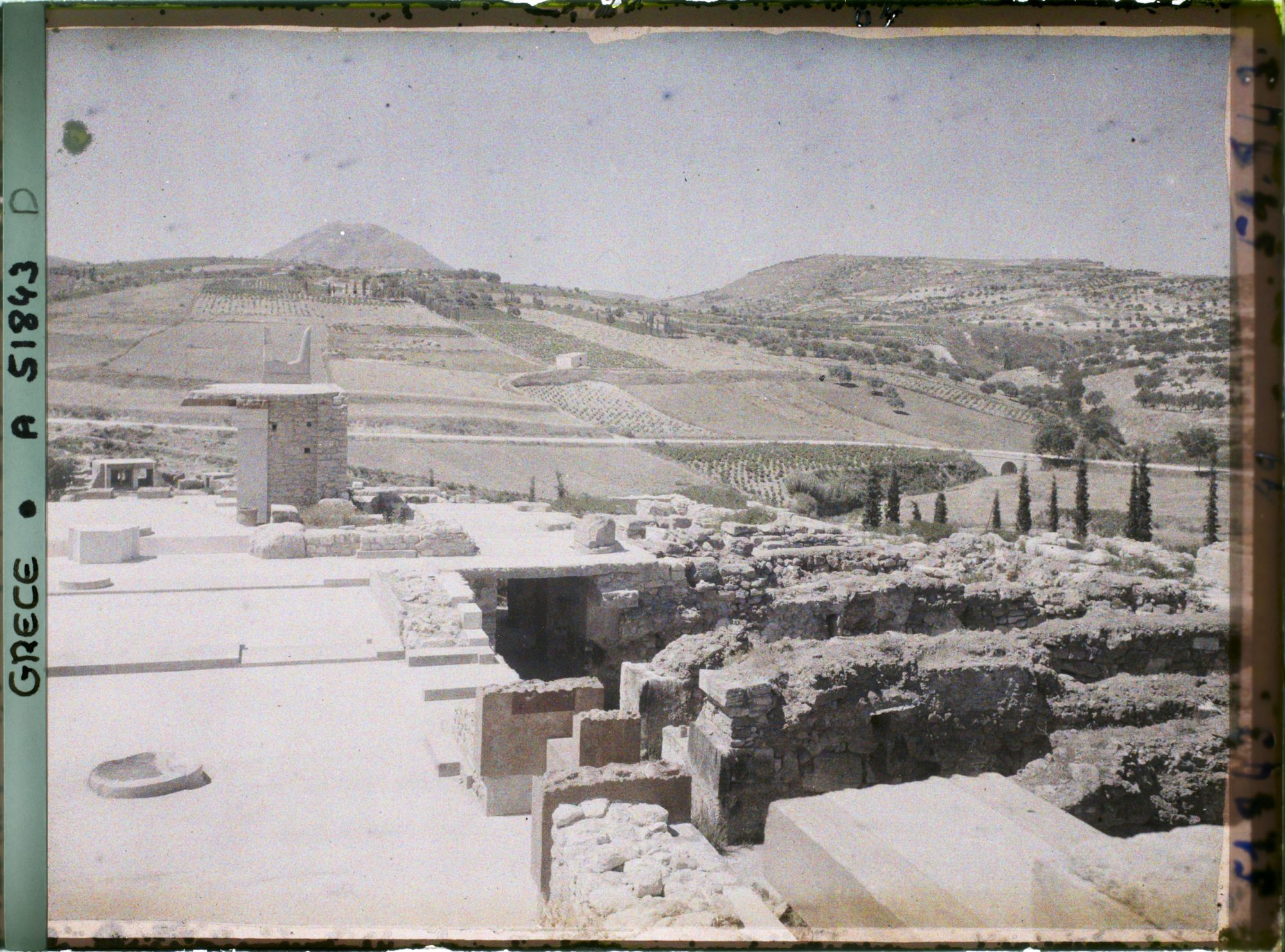 Image représentant Vue vers le sud, ruines des magasins et édifices (surmontés de cornes de taureau), des Propylées sud (entrée) du Palais
