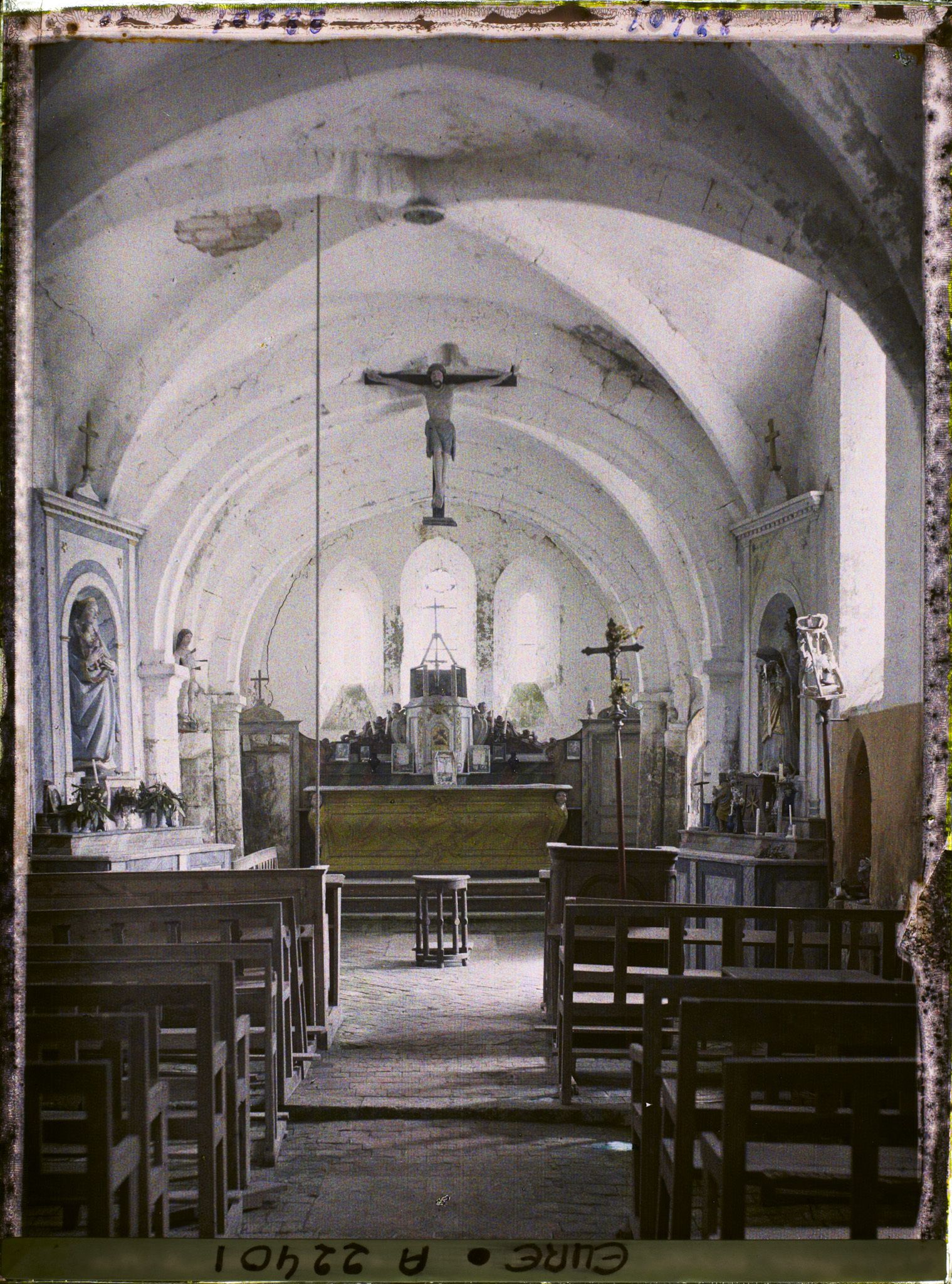 Image représentant Intérieur de l'église, le chœur