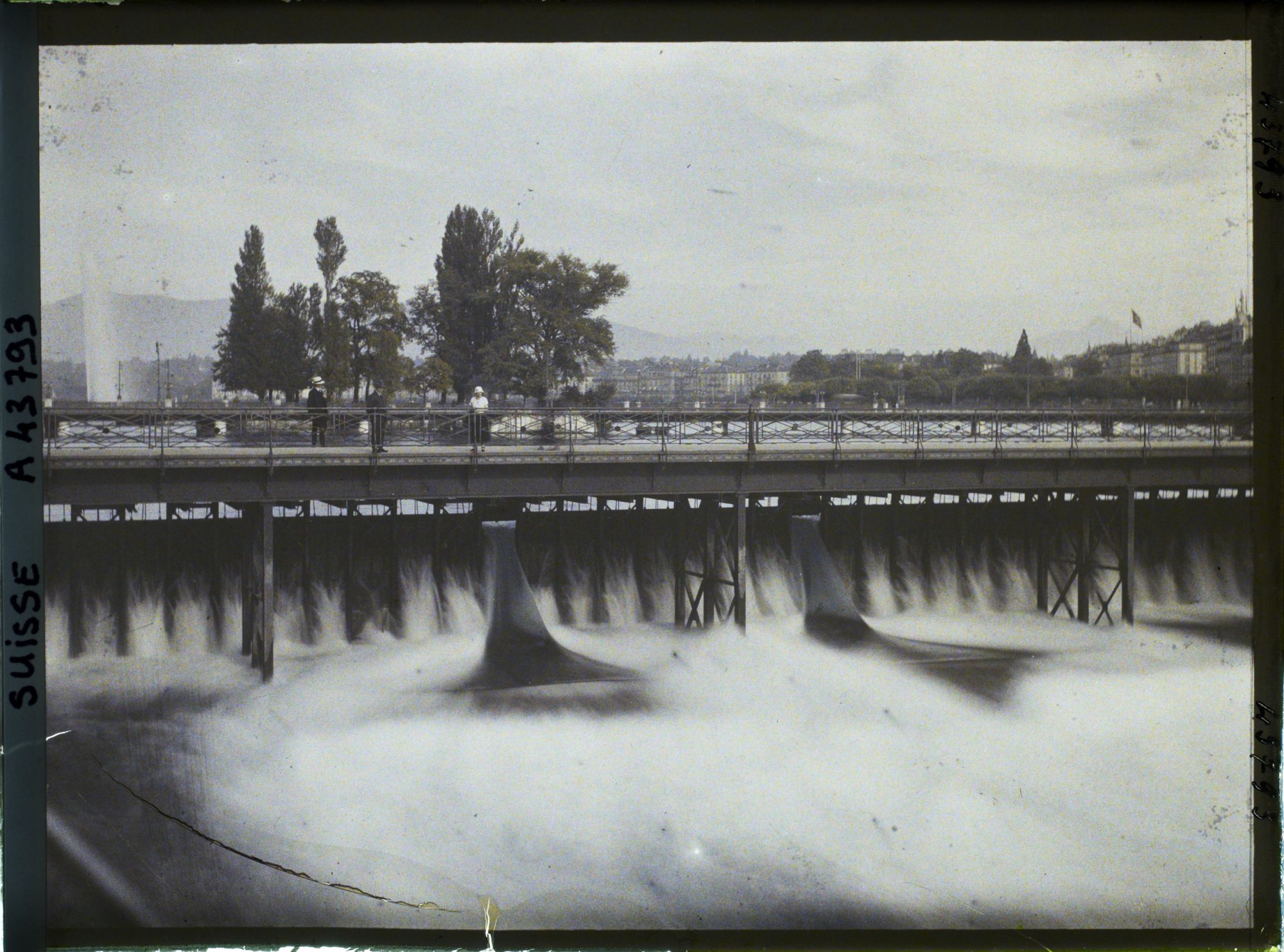Image représentant Le pont de la Machine (barrage), le Rhône et l'île Rousseau