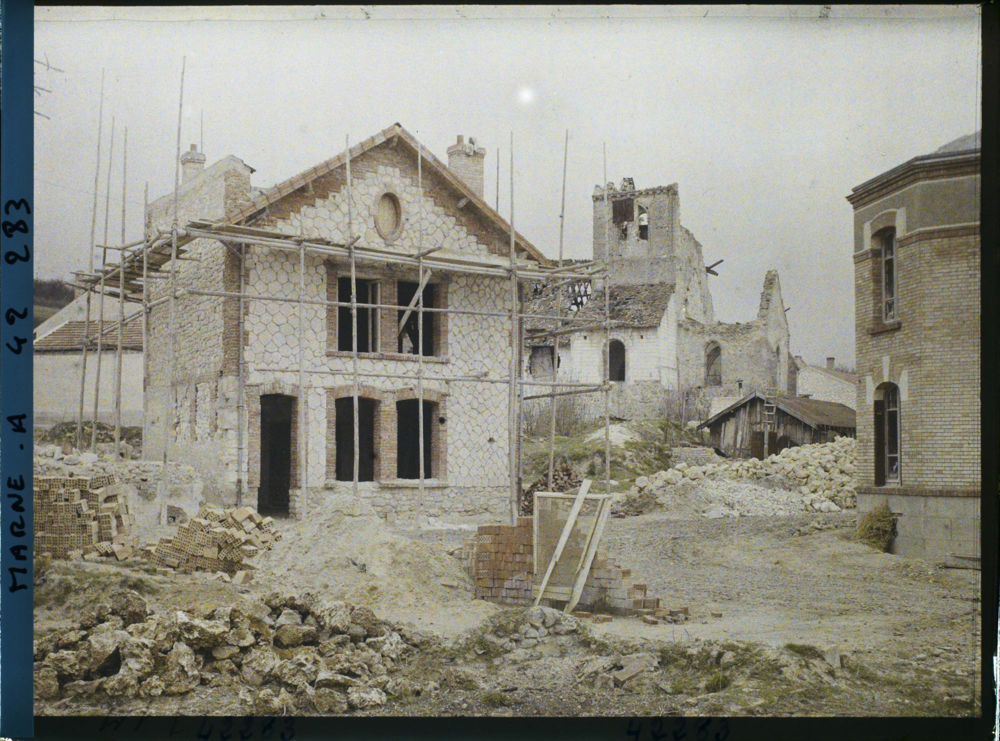 Image représentant France, Nogent l'Abbesse près Reims, Les Maisons neuves et la Vieille Eglise