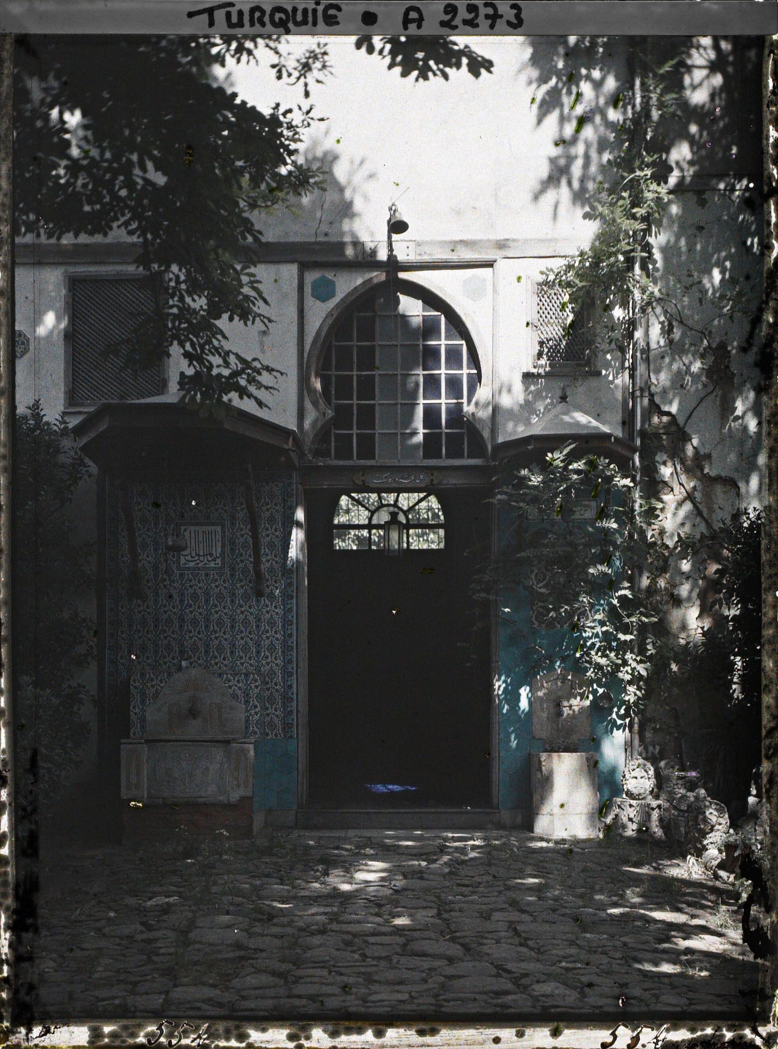 Image représentant Entrée de la propriété du consul de France, Grégoire Bay