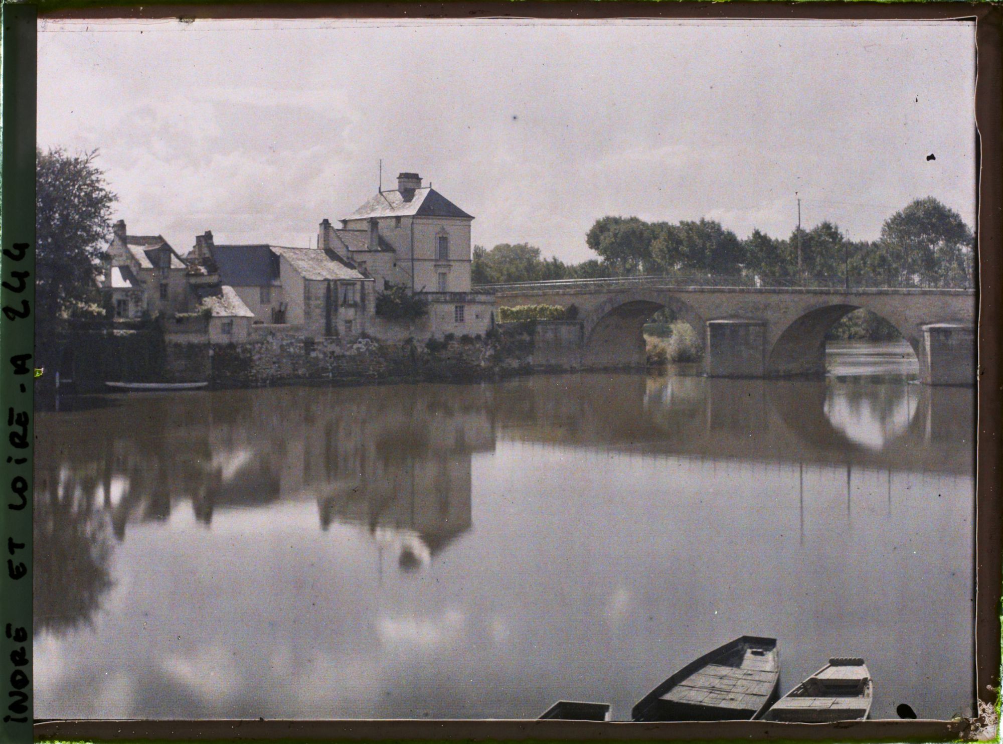Image représentant Maisons sur l'île de Tours et pont Aliénor d'Aquitaine sur la Vienne
