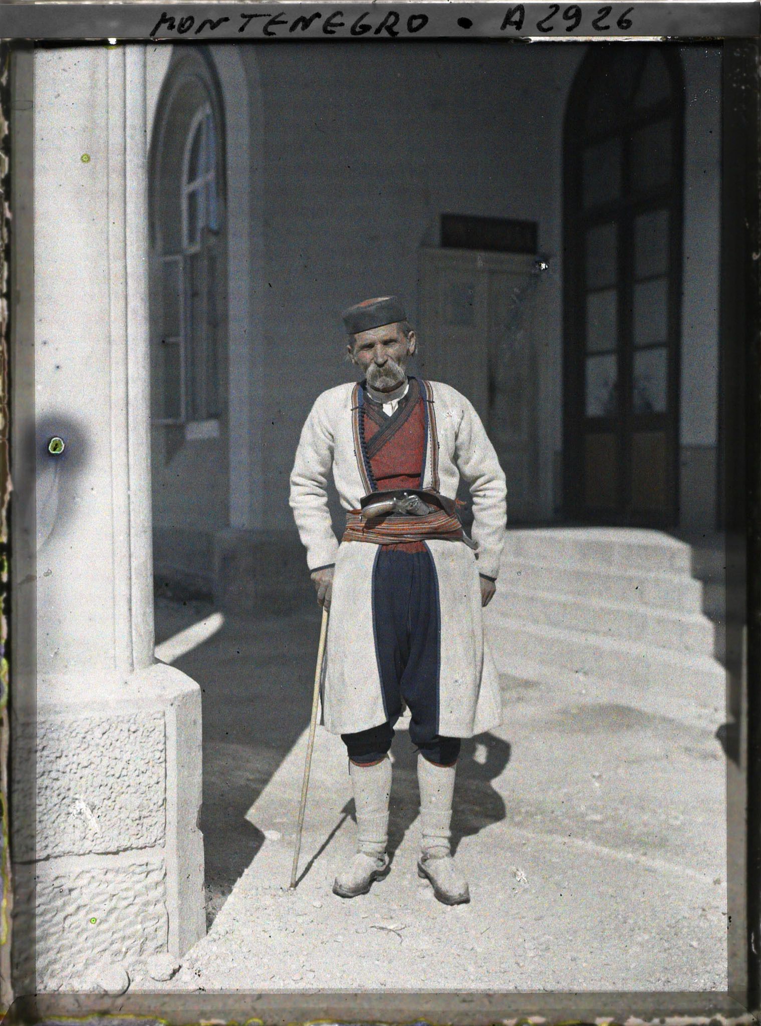 Image représentant Un vieux Monténégrin avec pistolet à la ceinture