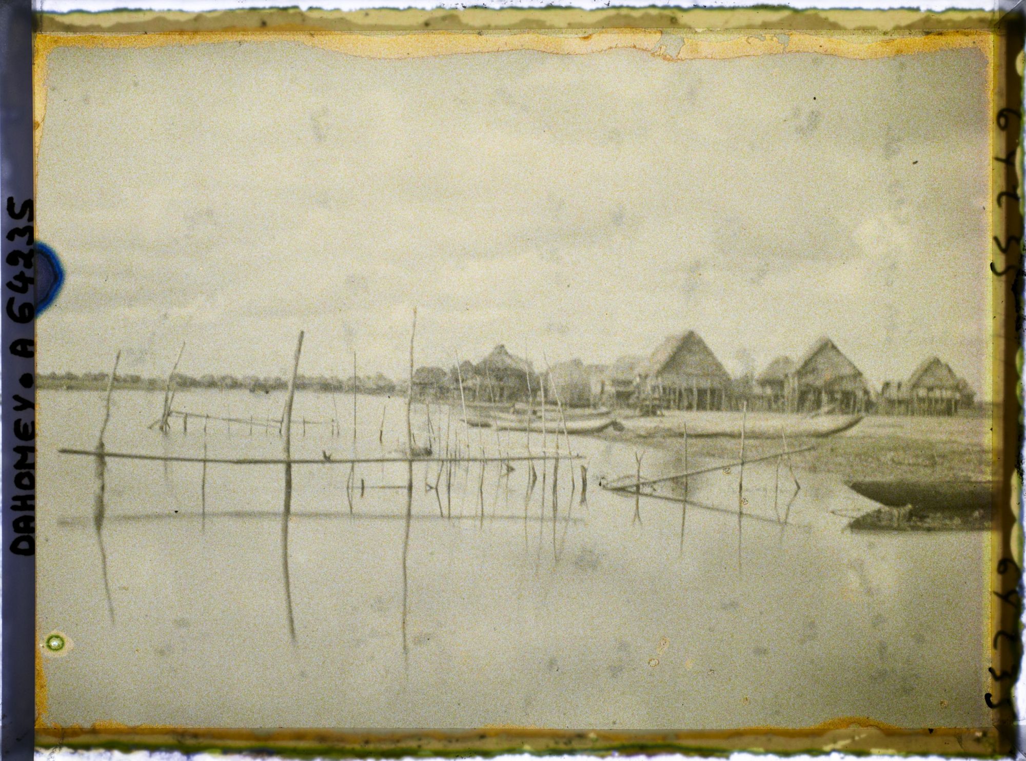 Image représentant Vue sur la lagune et le village lacustre