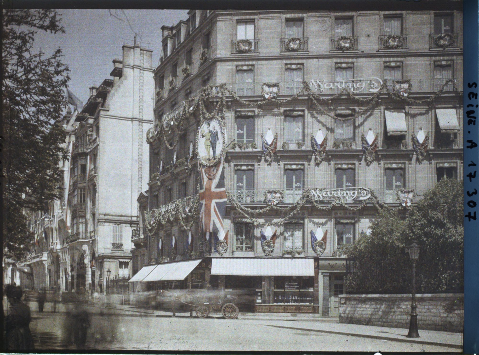 Image représentant Pavoisements pour les fêtes de la Victoire à l'angle de l'avenue des Champs-Elysées et de la rue de la Boétie