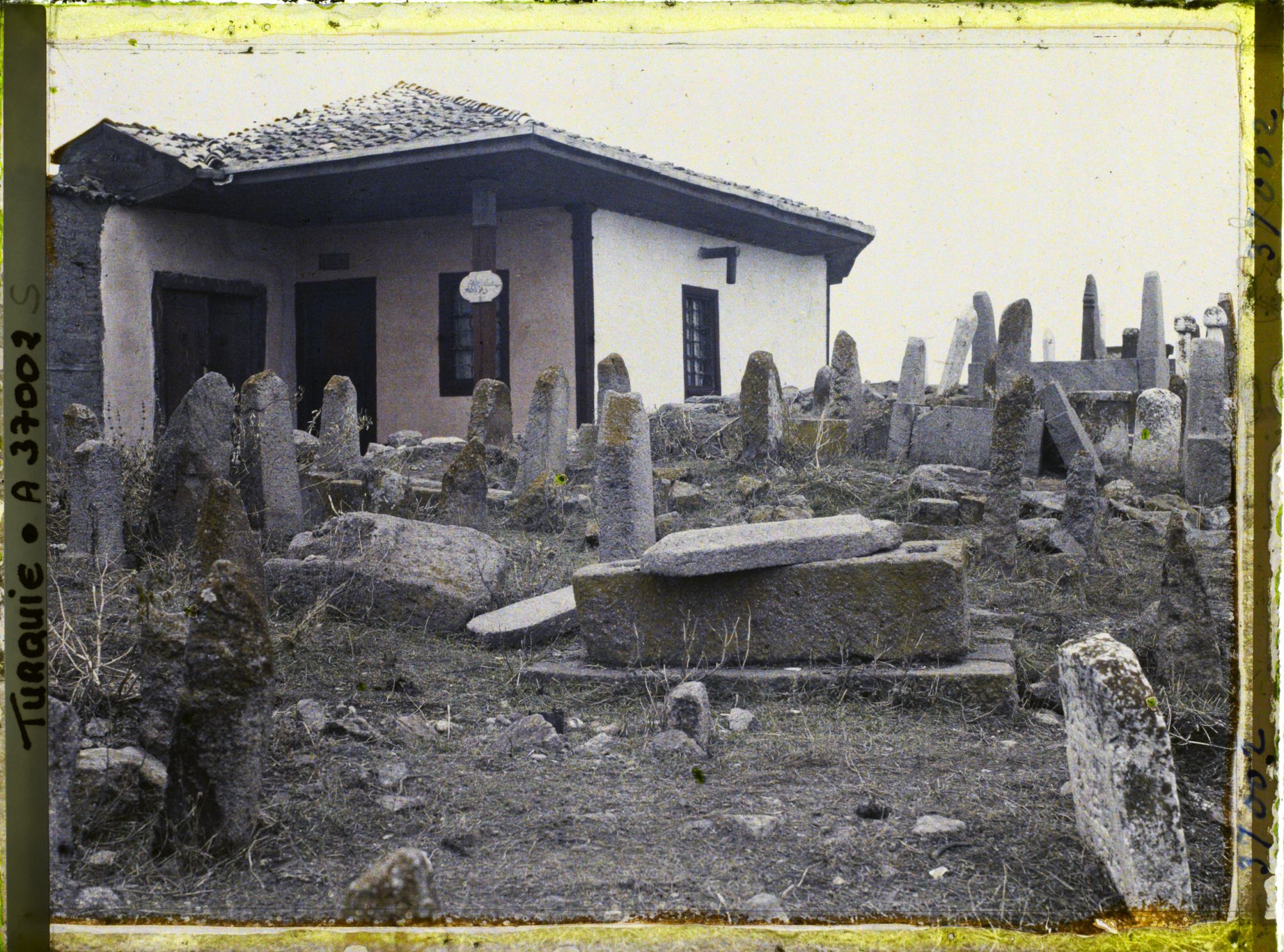 Image représentant Un mausolée moderne pour un saint personnage, dans un cimetière