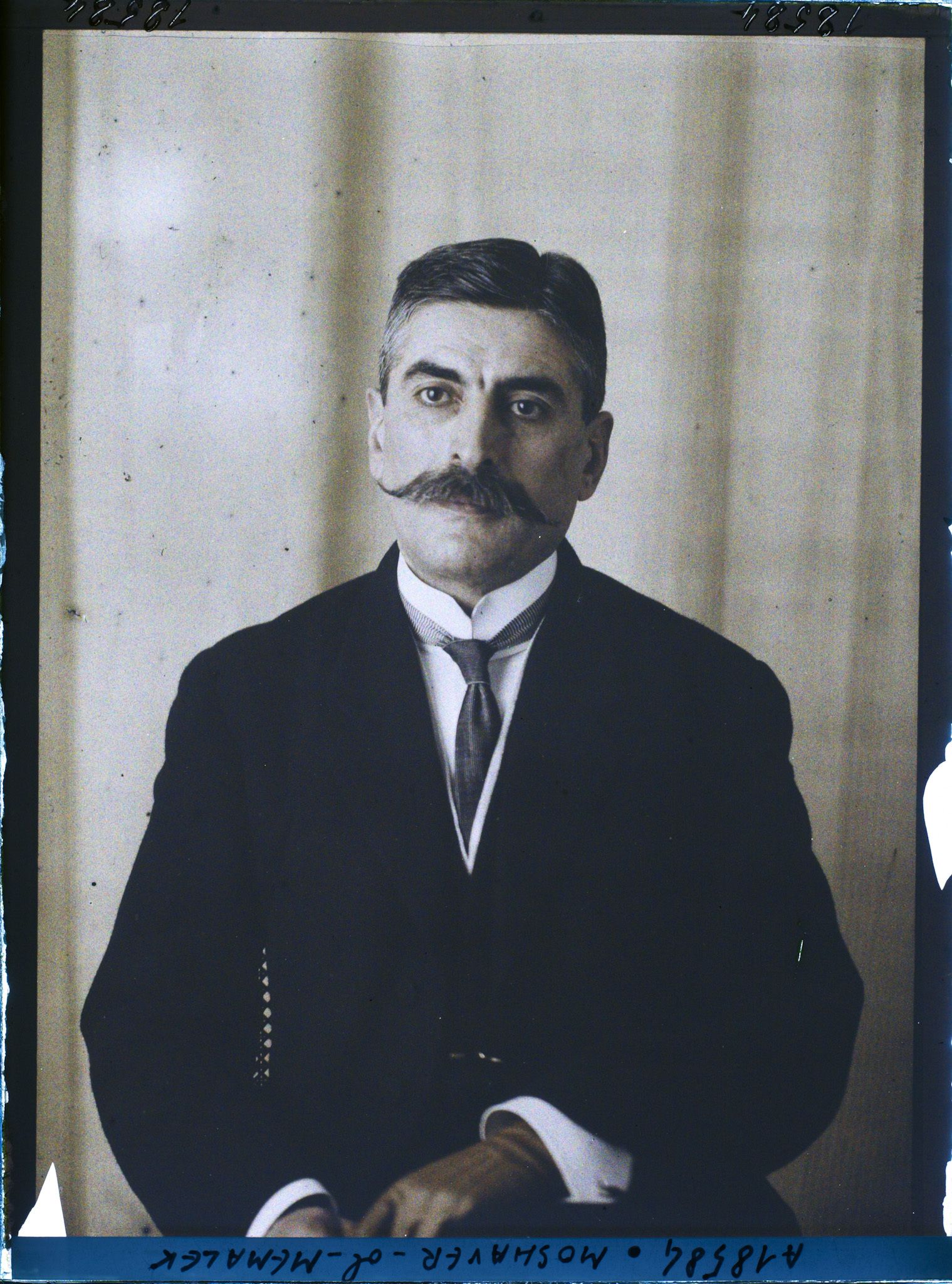 Image représentant Monsieur  https://musee-albert-kahn.s-museum.fr/home/NWQ2OTAwYzNmYjZlZTk1ZWQwODJmMjY4L2dlbmVyaWMtbm90aWNlLXRhYi9hdXRob3JpdHkvNjE3YTc5ZjVjZjhiODk2OGIzMzM3ZDIx/5d6900c3fb6ee95ed082f268/generic-notice-tab/authority/617a79ebcf8b8968b3337428 Moshaver-Ol-Mamalek