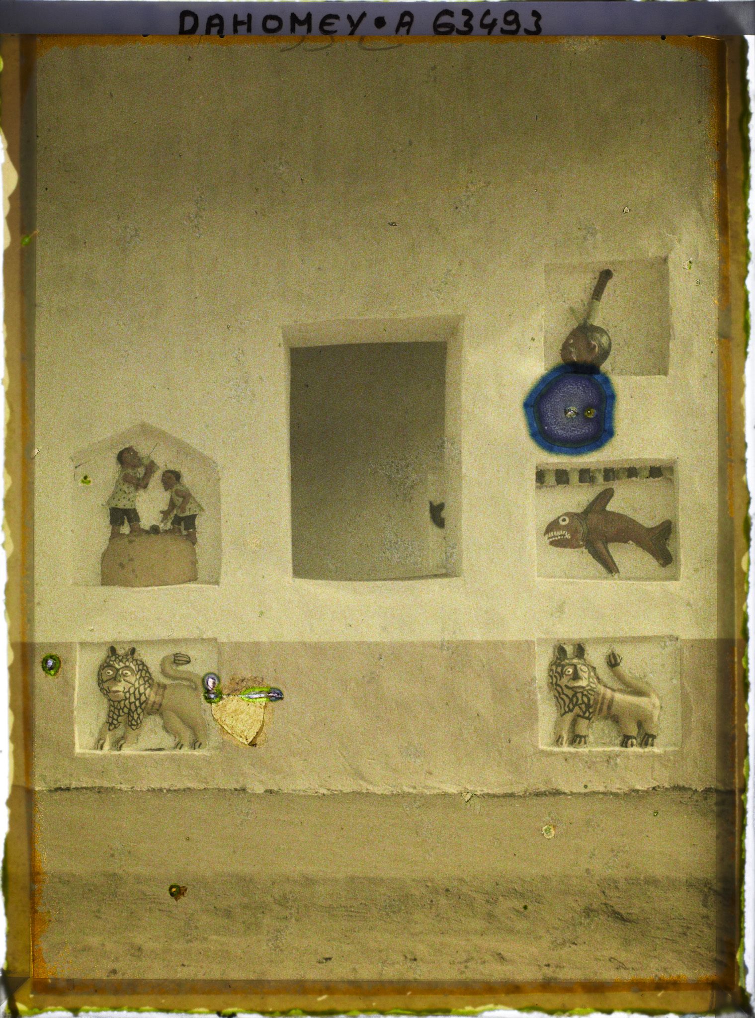 Image représentant Décor en relief sur un bâtiment de réception (Ajalala) de la deuxième cour du palais de  null Glélé