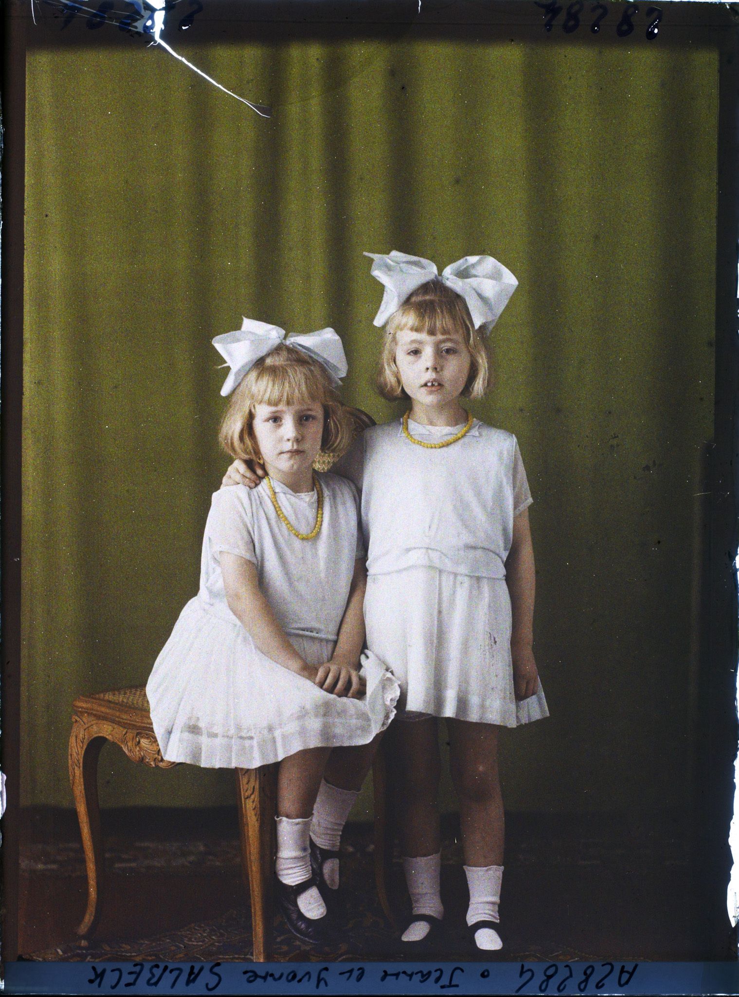 Image représentant Mademoiselle  https://musee-albert-kahn.s-museum.fr/home/NWQ2OTAwYzNmYjZlZTk1ZWQwODJmMjY4L2dlbmVyaWMtbm90aWNlLXRhYi9hdXRob3JpdHkvNjE3YTc5ZjVjZjhiODk2OGIzMzM3ZDIx/5d6900c3fb6ee95ed082f268/generic-notice-tab/authority/617a79ebcf8b8968b333772b Jeanne Salbeck et sa soeur  https://musee-albert-kahn.s-museum.fr/home/NWQ2OTAwYzNmYjZlZTk1ZWQwODJmMjY4L2dlbmVyaWMtbm90aWNlLXRhYi9hdXRob3JpdHkvNjE3YTc5ZjVjZjhiODk2OGIzMzM3ZDIx/5d6900c3fb6ee95ed082f268/generic-notice-tab/authority/617a79ebcf8b8968b333772c Yvonne