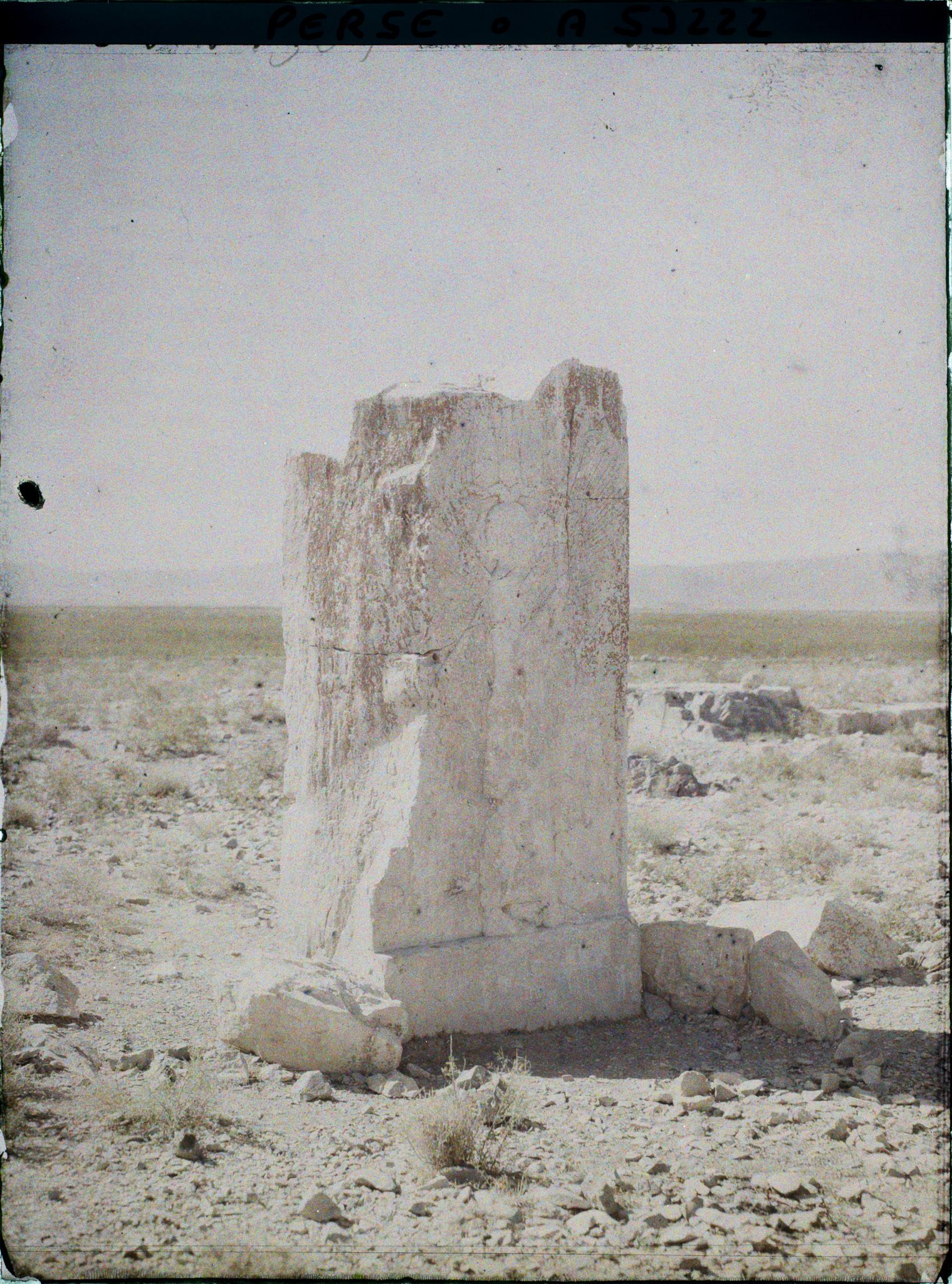 Image représentant Vestige d'un pilier de la salle d'audience près du tombeau de Cyrus II, décoré d'un génie ailé