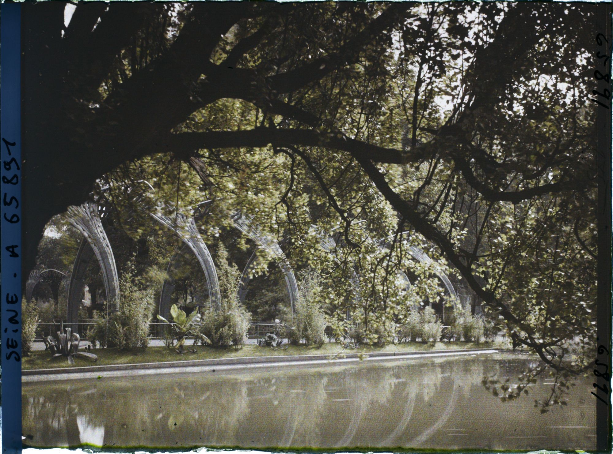 Image représentant L'Exposition Coloniale Internationale de 1931, vue sur le lac Daumesnil en direction de la passerelle des Palmes
