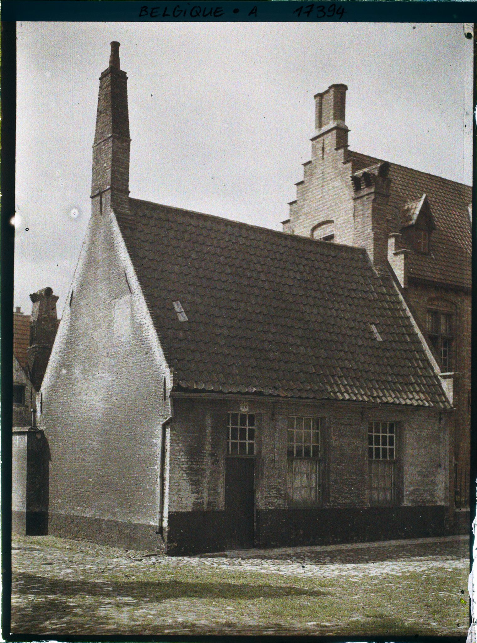 Image représentant Belgique, Bruges, Dans le béguinage, petite Maison