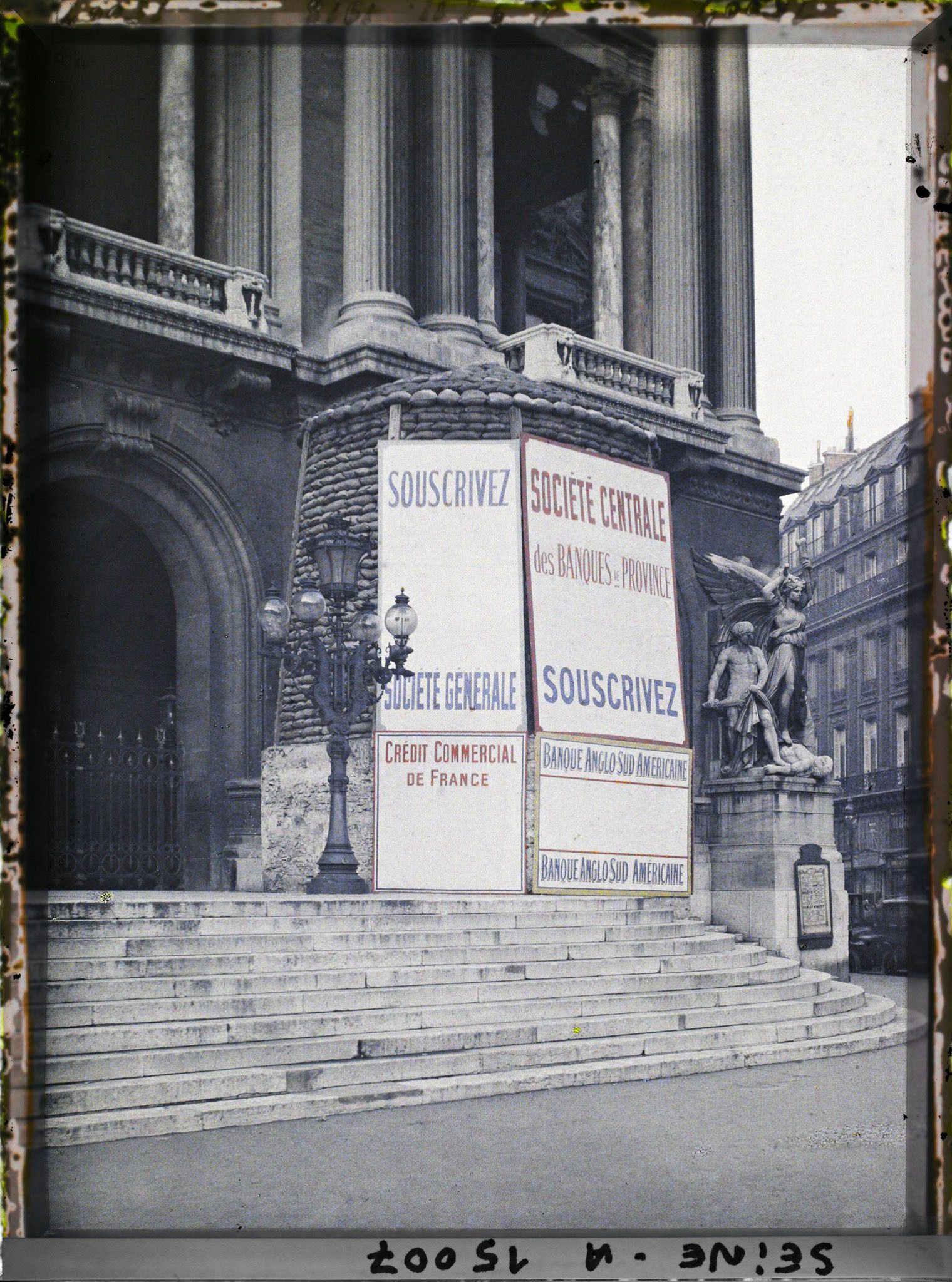 Image représentant Affiches de l'emprunt sur l'Opéra Garnier, placardées sur la statue de La Danse