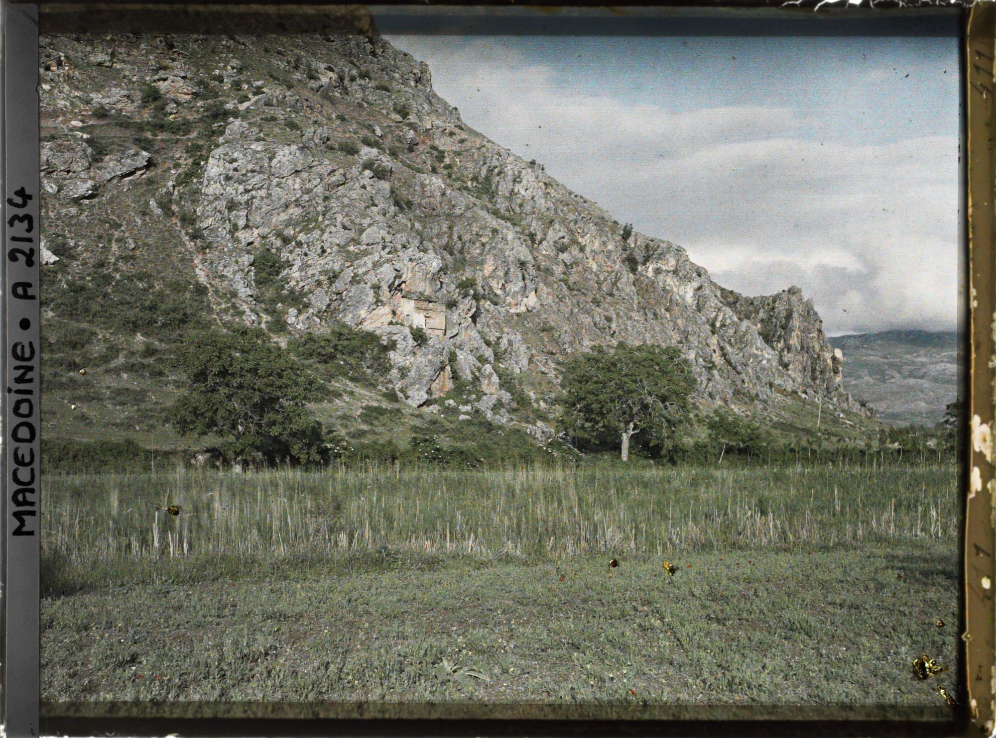 Image représentant Une des parois calcaires de la plaine qui entoure Ohrid