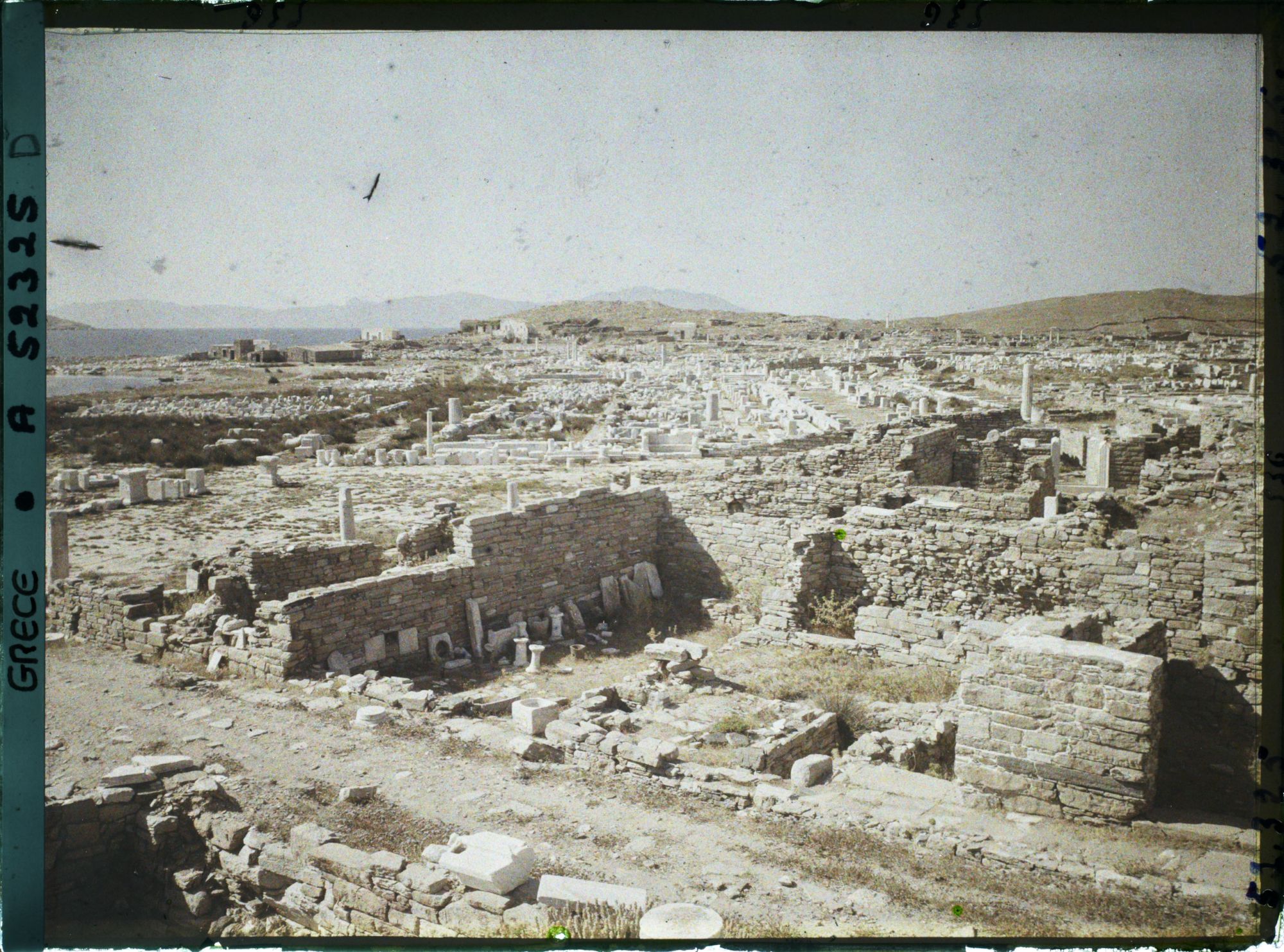 Image représentant Panorama sur la ville basse vers le nord, les quartiers du Hieron (sanctuaire d'Apollon) et plus loin, le Lac Sacré