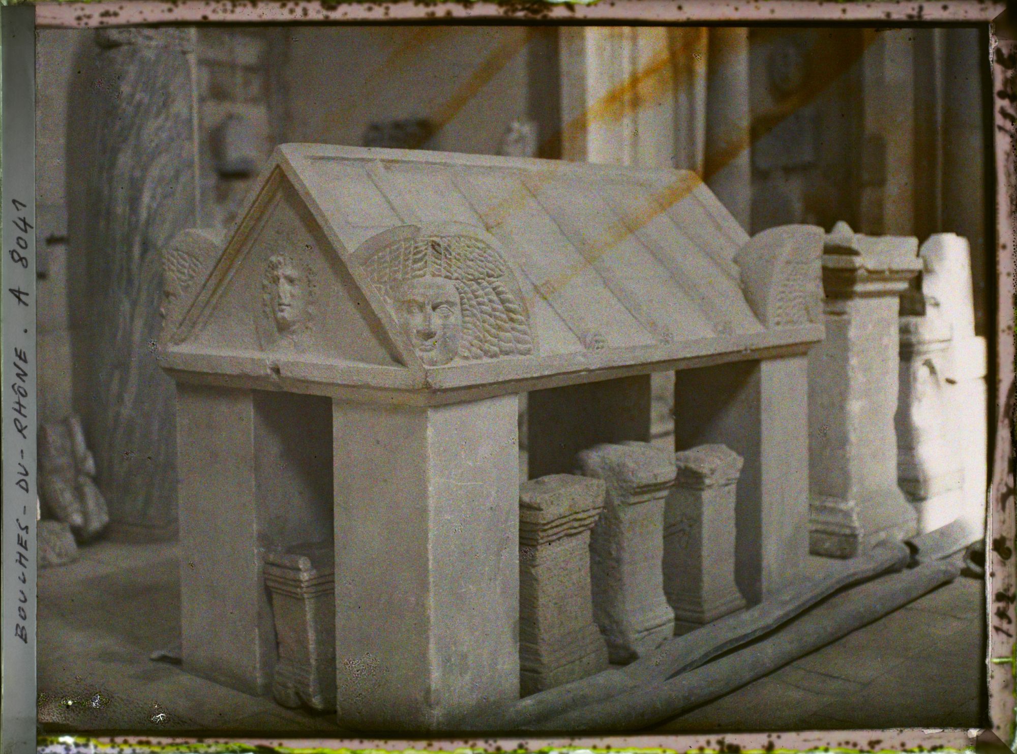 Image représentant Un sarcophage du musée lapidaire, actuellement au musée départemental de l'Arles antique